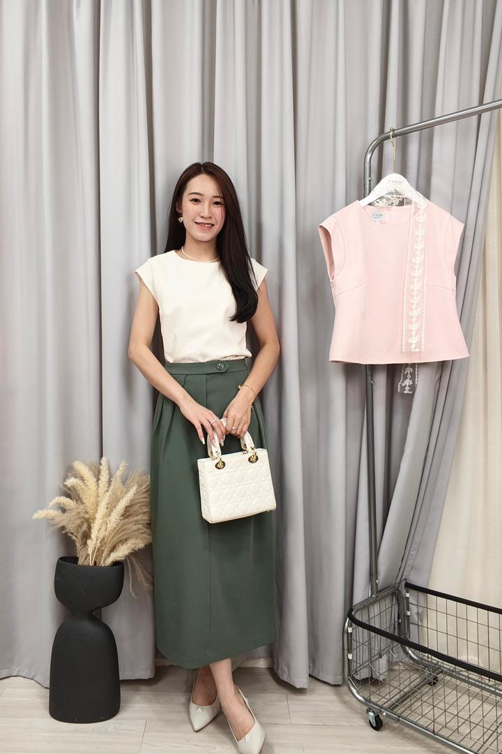 RB1003 Floral Emboss Top