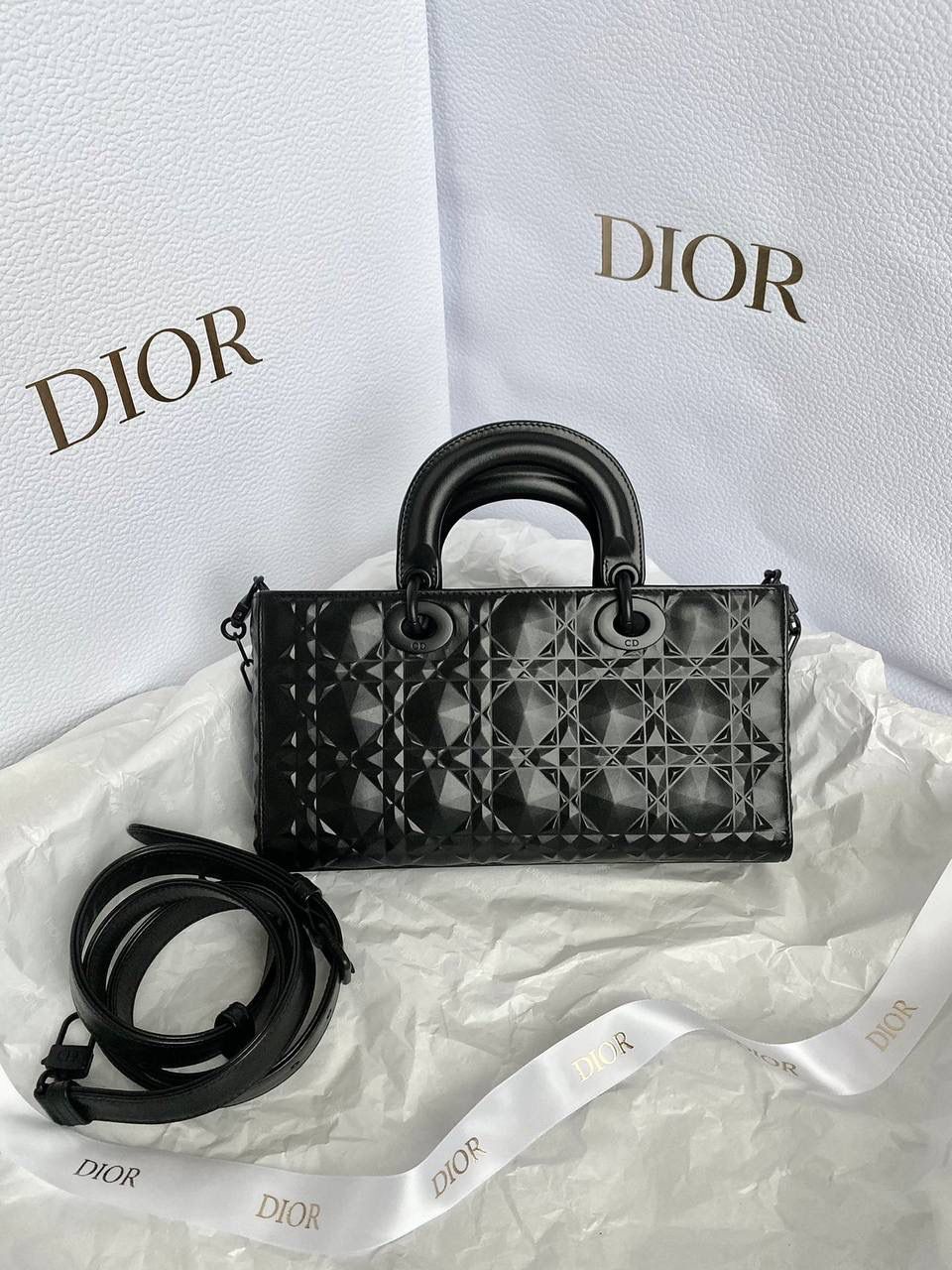 𝗗𝗶𝗼𝗿 𝗗-𝗝𝗼𝘆 𝗯𝗮𝗴哑光黑色🖤 时尚果然就是轮回，回归了一把中古戴妃 特殊处理的哑光牛皮钻石藤格纹，八个切割面挺括有型，全套磨砂材质五金，长方包形短链条➕细长肩带直接封神！！ 复古时髦感超强，真是什么场合都可以把住🥹绝对是lady中的天花板了，强势出圈啦姐妹们🤩 26 x 13.5 x 5cm