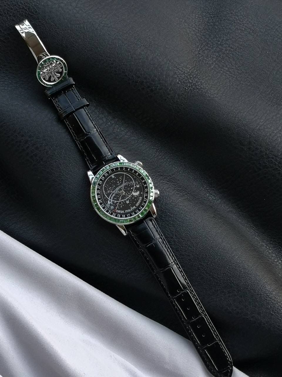 百达翡丽PP-6104G 日内瓦苍穹系列 市场顶级复刻神作震撼来袭！ 搭载原装进口miyota全自动机械机芯改制Cla.240机芯，搭配原装珍珠18K金自动锤，走时精准稳定，性能媲美正品；表圈镶嵌45颗璀璨宝石，表扣点缀28颗珍稀晶石，光影流转间尽显奢华质感；微拱形防眩目处理表镜，折射效果立体通透，让表盘细节清晰可见，质感再升一级💯💯