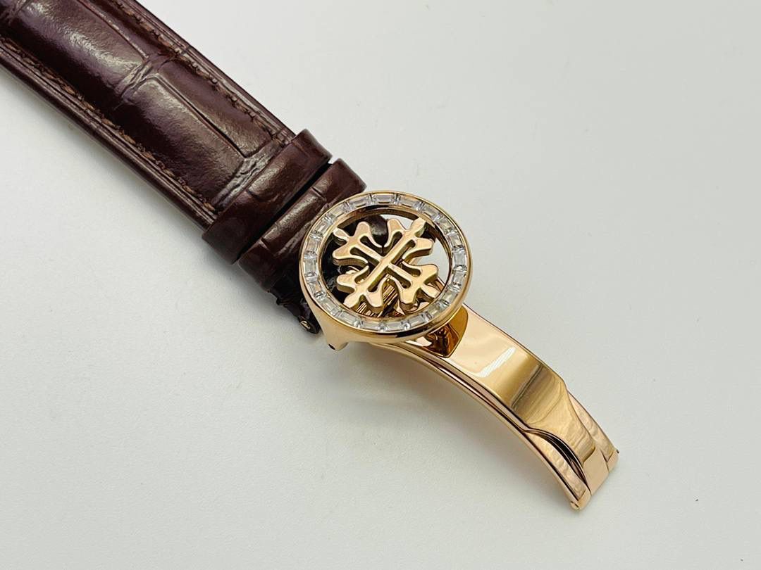 【2022诚意推荐】百达翡丽超级复杂功能系列5073P_010腕表。用心之作，细节方面： 1⃣️突破多层技术瓶颈，机芯型号为CH 29-535 升级版，质量稳定！ 2⃣️尺寸42毫米，与专柜一致。 3⃣️表圈和表耳镶103颗长形钻石。 4⃣️表带搭配意大利头层小牛皮，表扣上镶钻石更显示这块腕表的豪华气质。适合各种商务场合，简敛精致不失优雅！