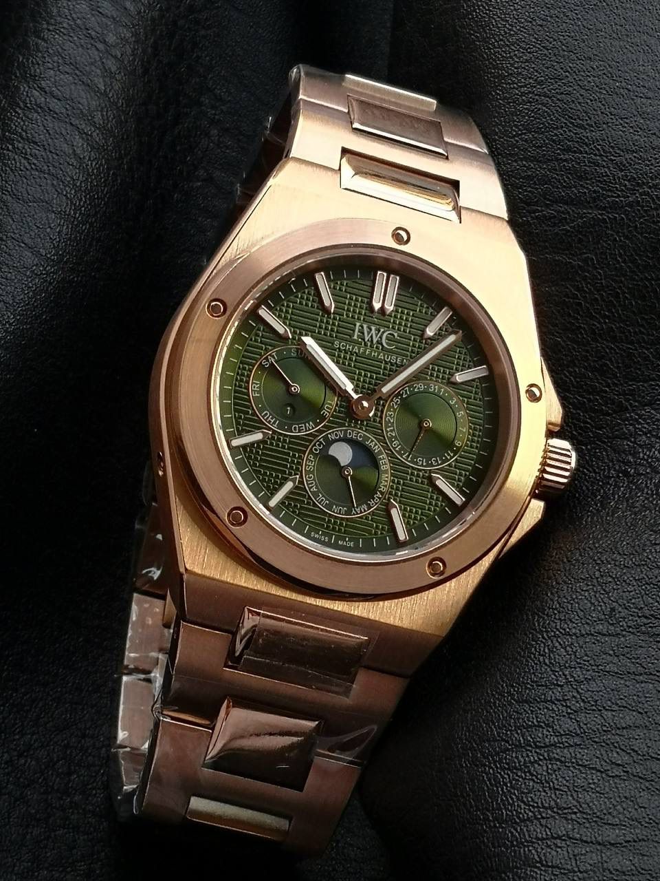 万国工程师系列万年历腕表，复刻界最复杂的腕表，所有功能同步原装，所有功能调节通过把头控制. 1⃣️【功能介绍】3点钟位置显示日历，9点钟位置显示星期，6点钟月份月相指针显示。 2⃣️【做工精细】外壳采用原版同样的三件套结构，中间拉丝，上下壳为抛光，镜面采用高成本的锅盖形蓝宝石，使其质感提升。 3⃣️【机芯性能】尺寸41.6mm,机芯采用天津机芯改82600，高效稳定，动力时间长达72小时以上，进行加装复杂的万年历模块，而且同步所有功能实现同步原装通过把头调节。 4⃣️【⚠️注意事项】由于万年历模块十分复杂在出货前都会调准时间，客户收到直接上链上手佩戴即可，⚠️请不要轻易乱调，由于机芯加装升级功能，调节需慢慢按调。