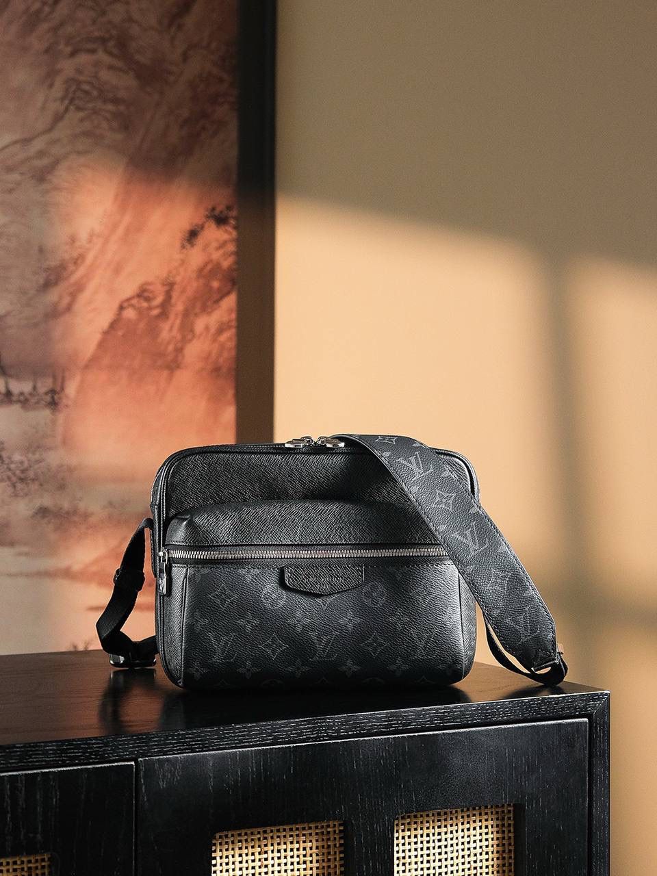 𝙊𝙐𝙏𝘿𝙊𝙊𝙍 邮差包👜✨ 法国🇫🇷原厂皮/纯钢五金 尺寸:29.5*20*10.5cm 经典又不失大气的邮差包，正面的银色拉链与金属件上精致细节，可调节肩带打造轻松背携体验！轻便且耐装，实用性强！无论是休闲，商务，运动风它都能妥妥搭配上！推荐种草，越看越耐看！