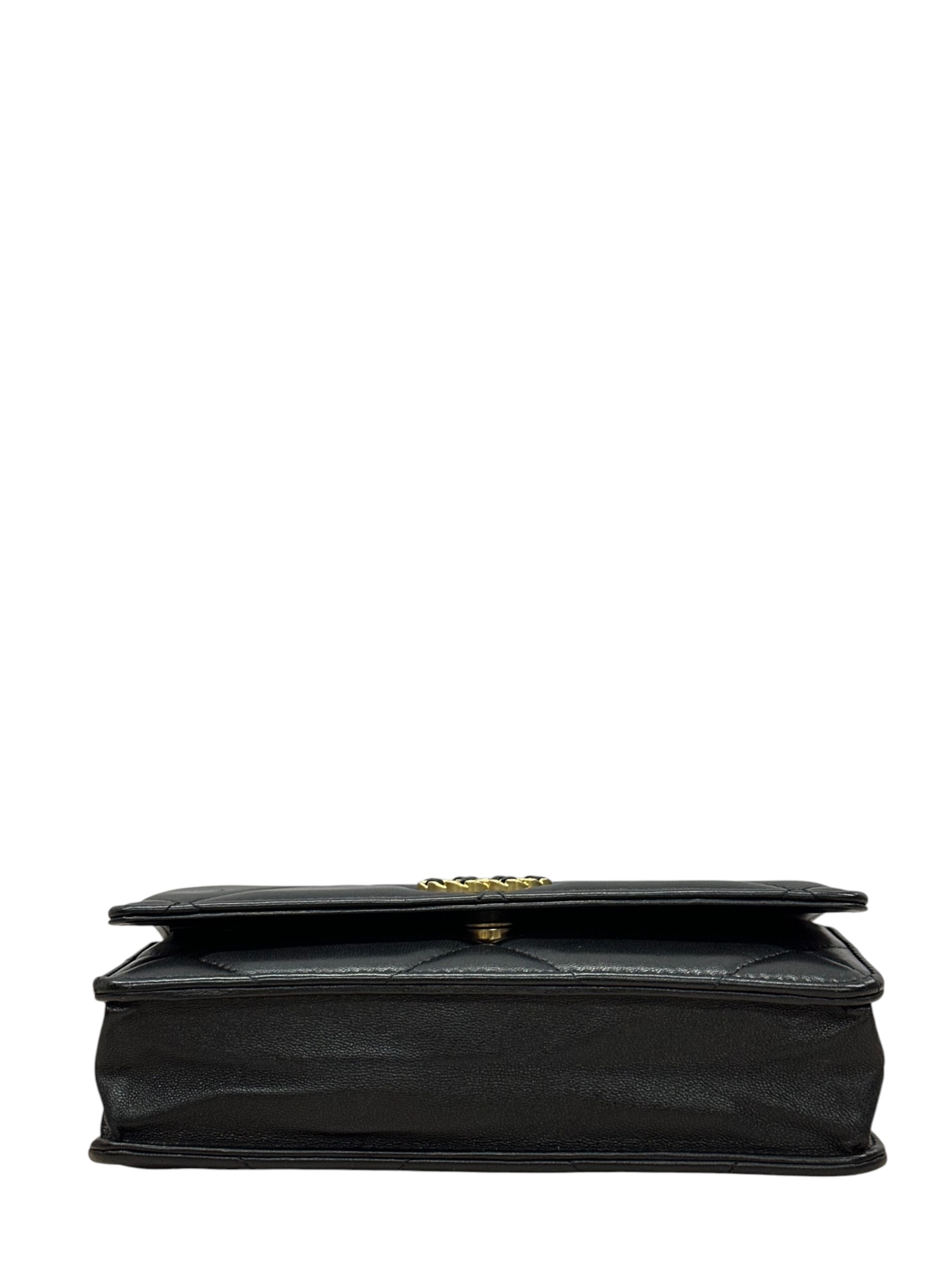 Pre-owned Chanel 19 Wallet on Chain / Product Code:082110