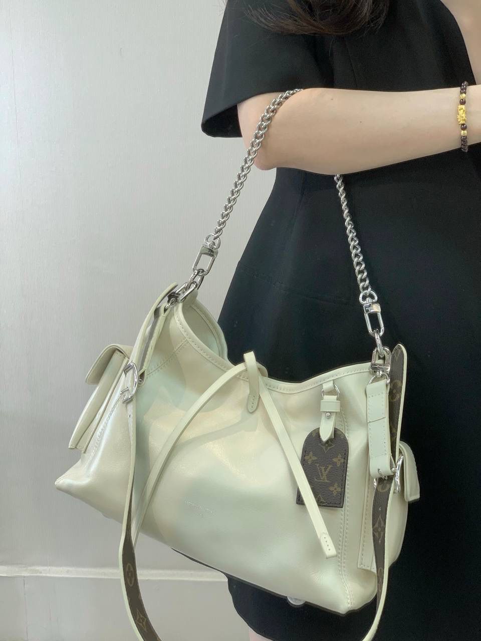LV奶白色 Carryall👜✨ 噢莫噢莫！！ 奶白色的也太乖太奶了 一整个大心动了！！！ 全皮质感高级感满满💯 而且肩带是老花的 真的太爱了！🥹❤️