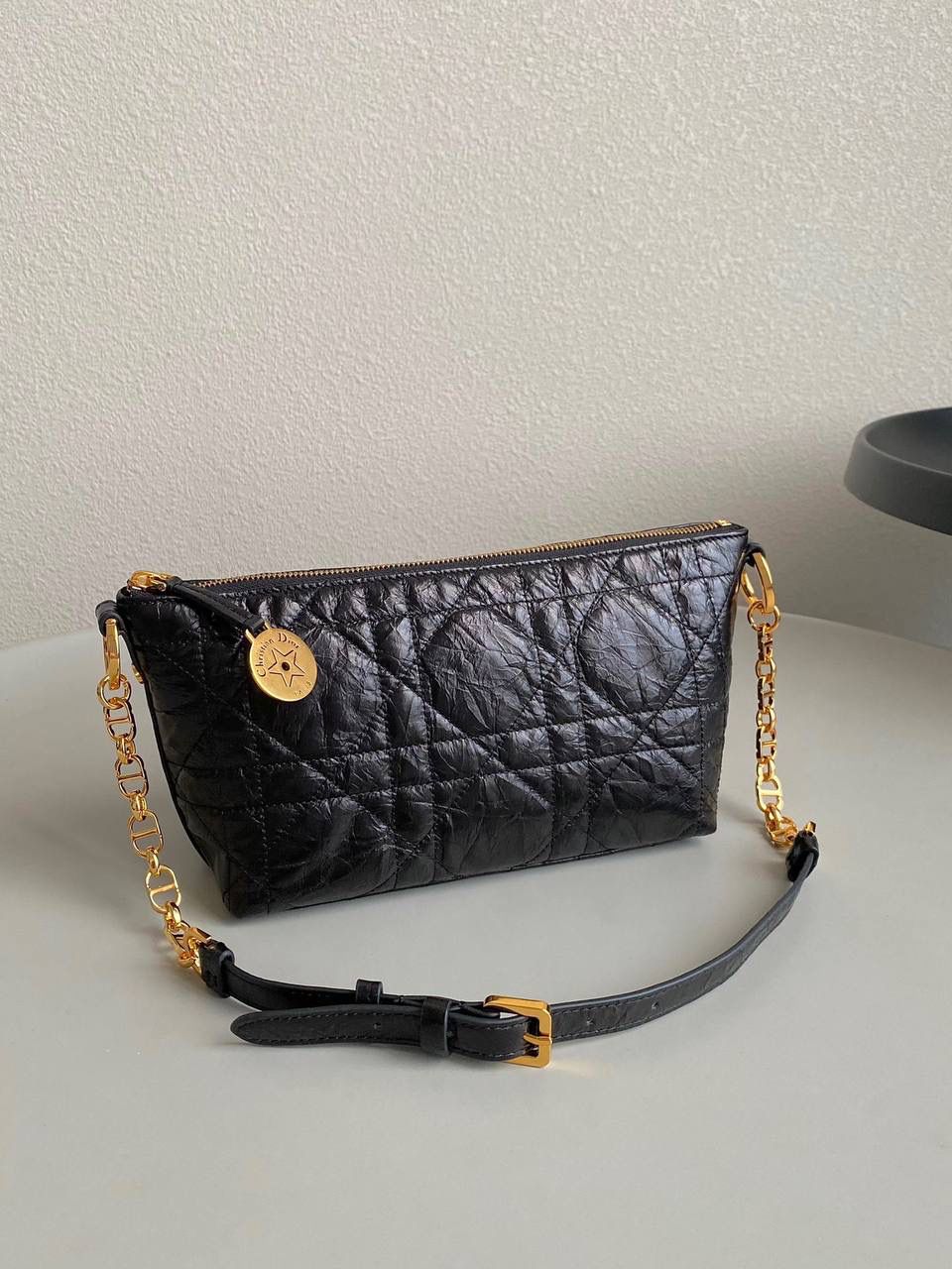 🈶油蜡黑（腋下包） 𝗗𝗜𝗢𝗥 𝘀𝘁𝗮𝗿 幸运星⭐饭盒包 又一重磅推荐了！近几年的饭盒包大火！ 各个品牌都有推出过，简直谁用谁可爱啊 爆裂纹油蜡皮材质，有光泽且柔软 日常通勤，出差当化妆包也是非常可以 微调后的饭盒包有着幸运寓意的星星拉牌 还有可以调节的链条肩带可以腋下背🌟🤟🏻🔥 28.5×14.5×10cm #6803m