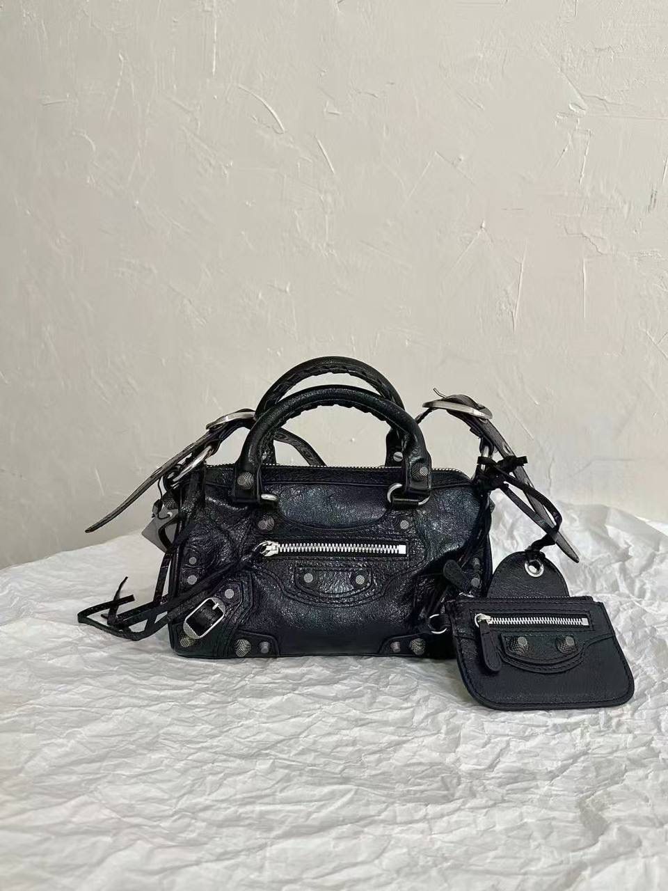 ⏰ ba1enciaga duffle cagole波士顿机车包黑色🖤 机车系列壮哉，又出新款咯～ 这只出来也是一眼爱 波士顿的包型真的不要太实用 手拎有腔调，斜挎也不违和 依旧采用原厂意大利VignolaNobile皮料 你们懂的😎 19.8×14×11.9cm743356m