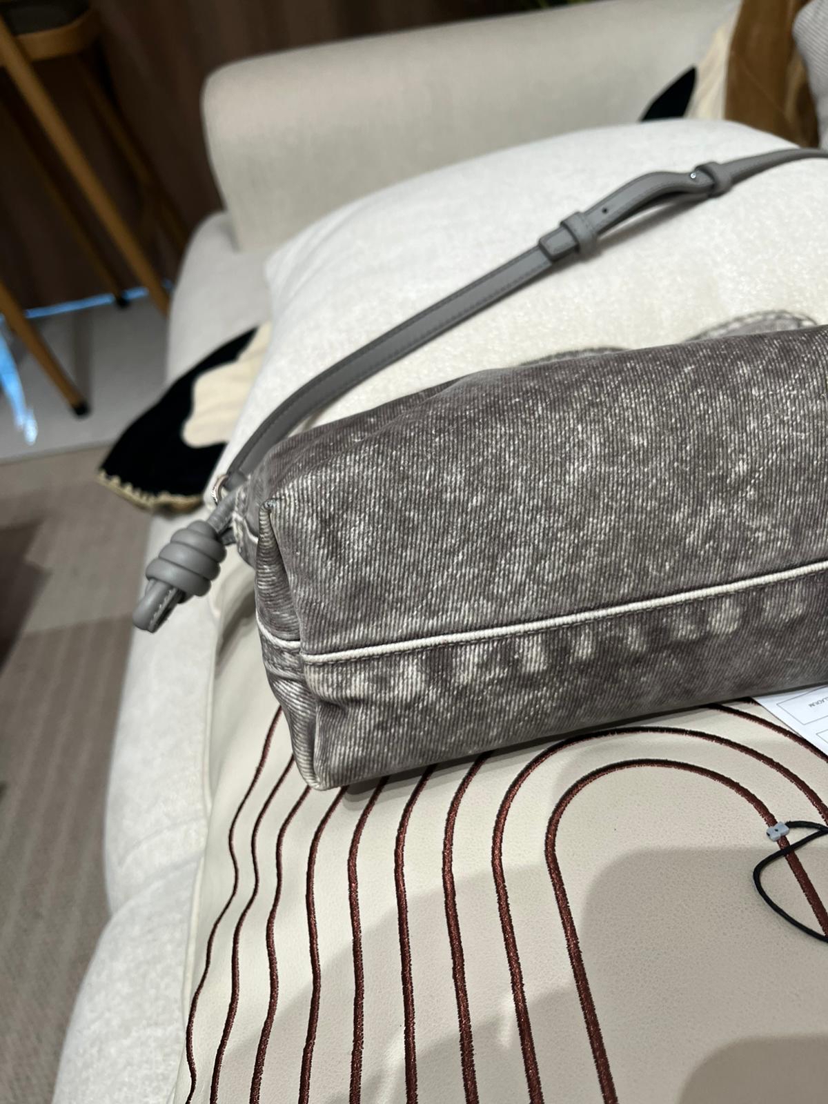 Loewe flamenco Clutch mini grey denim 特別版洗水牛仔布 100%Authentic, 95%New ✅Gift Receipt ✅Dust bag