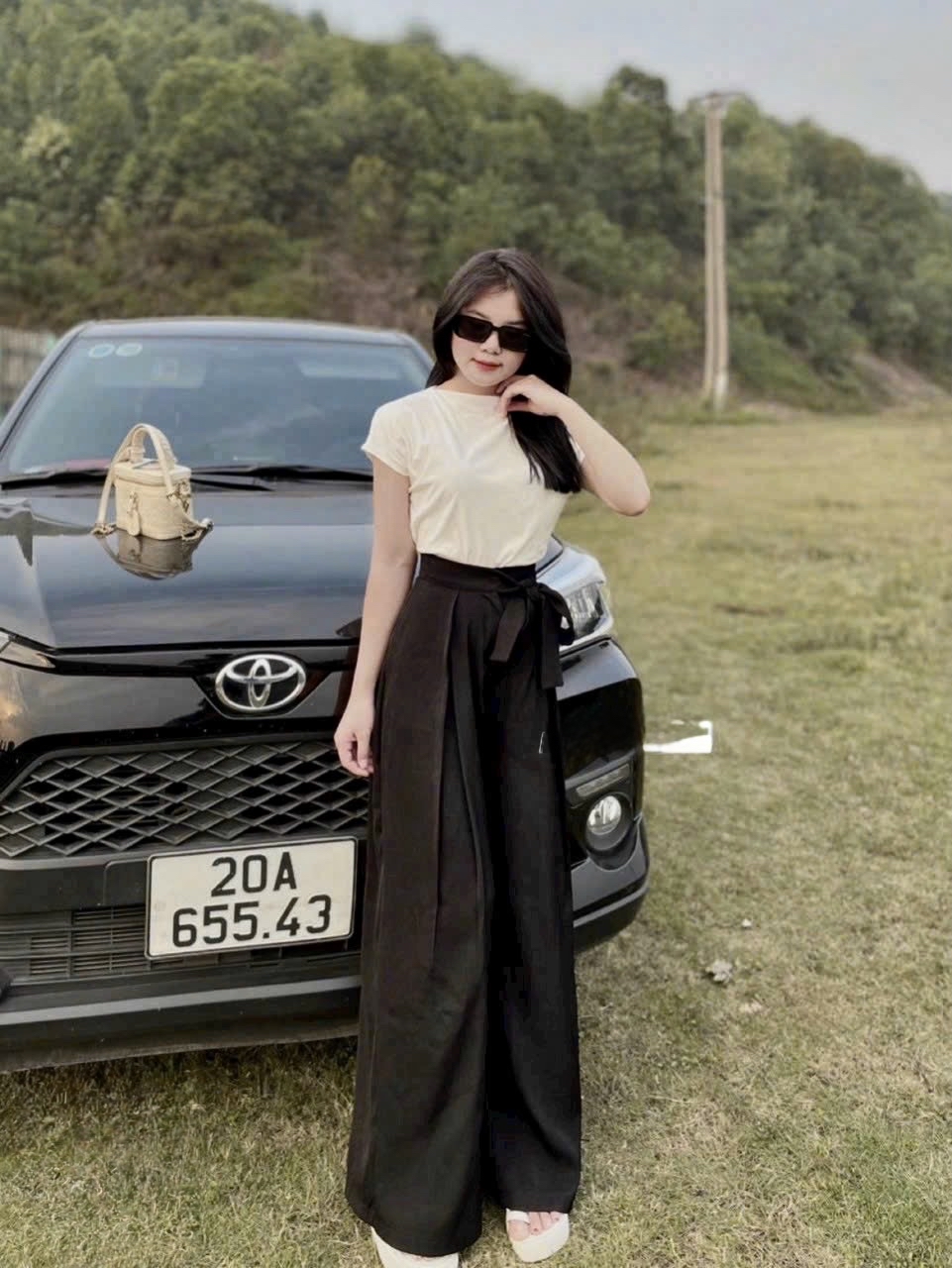 白色上衣搭配西装裤高腰两件套