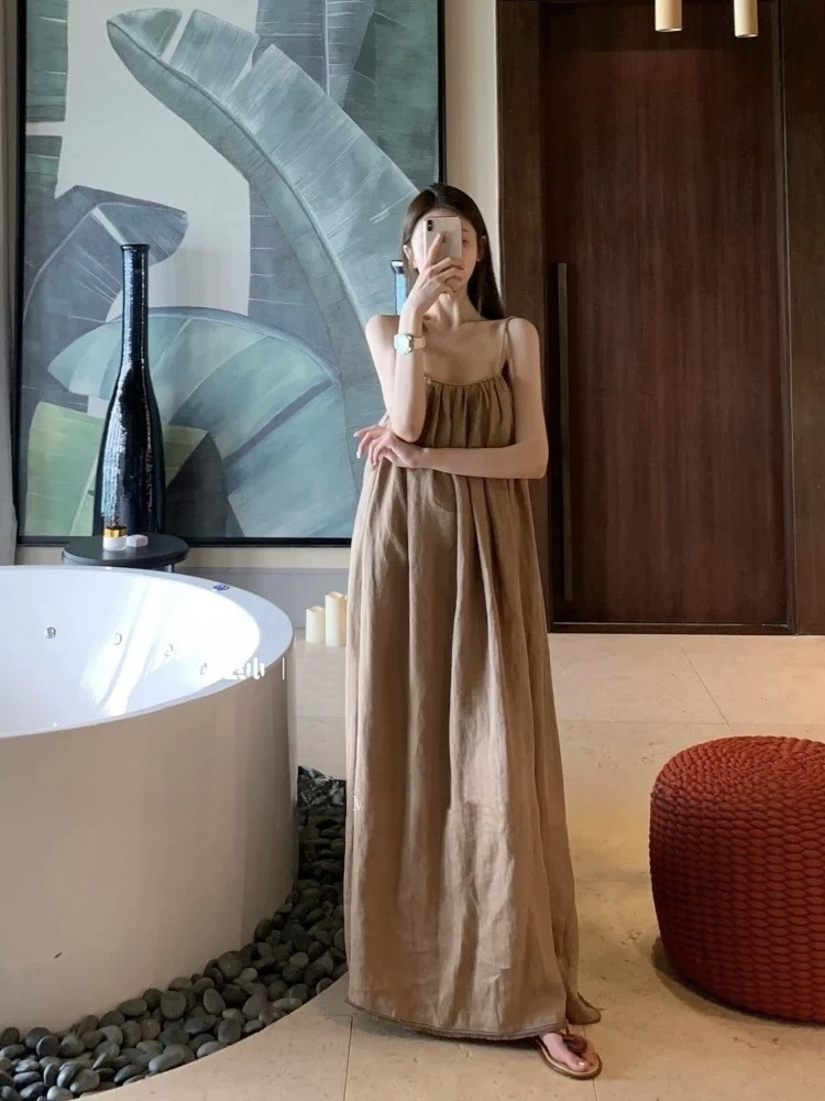 大码法式温柔风气质吊带连衣裙女度假风褶皱宽松长裙