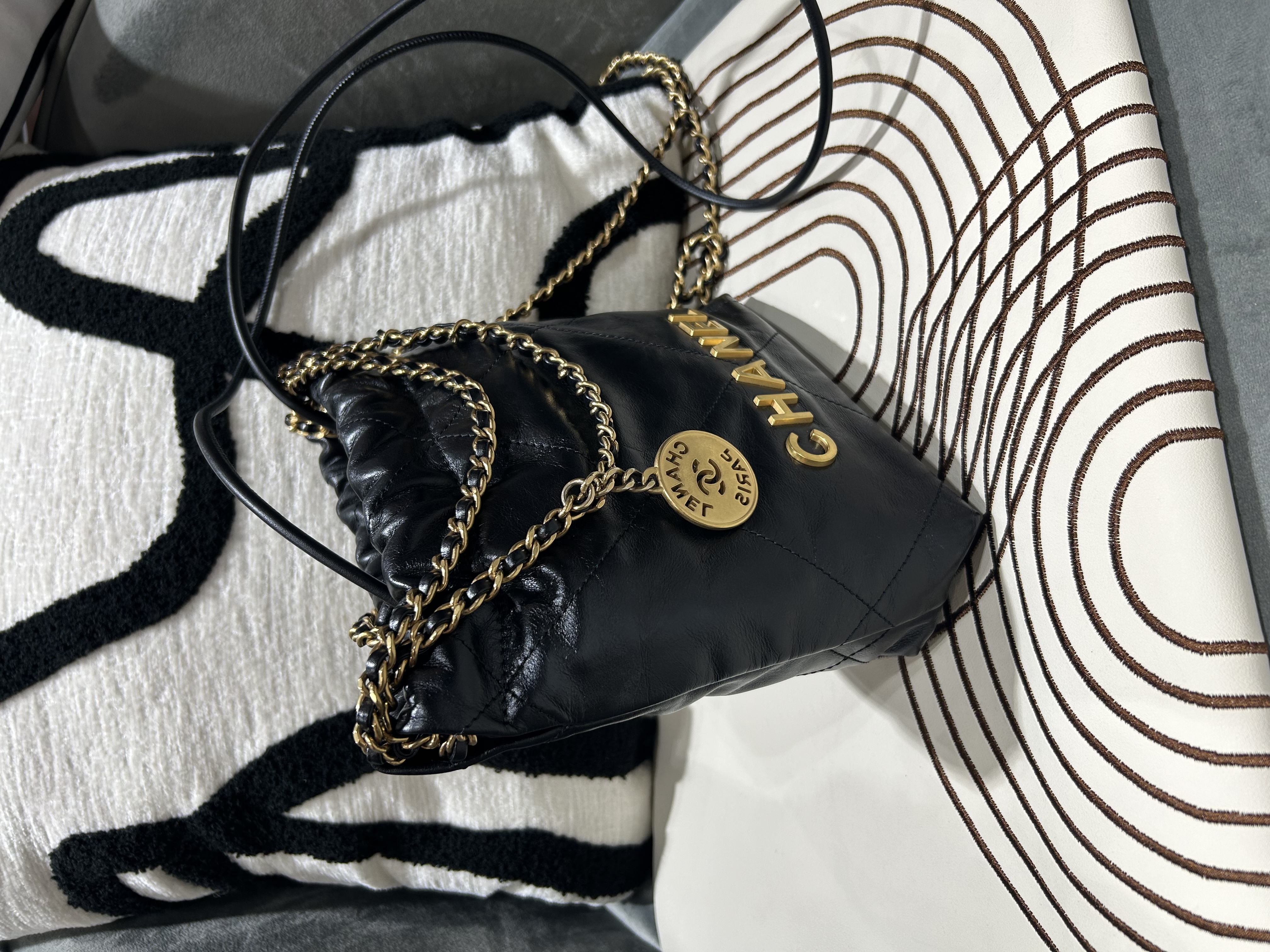 Chanel 22 mini calfskin 黑色牛皮金鏈 100%Authentic, 98%new  ✅晶片✅dust bag ✅盒