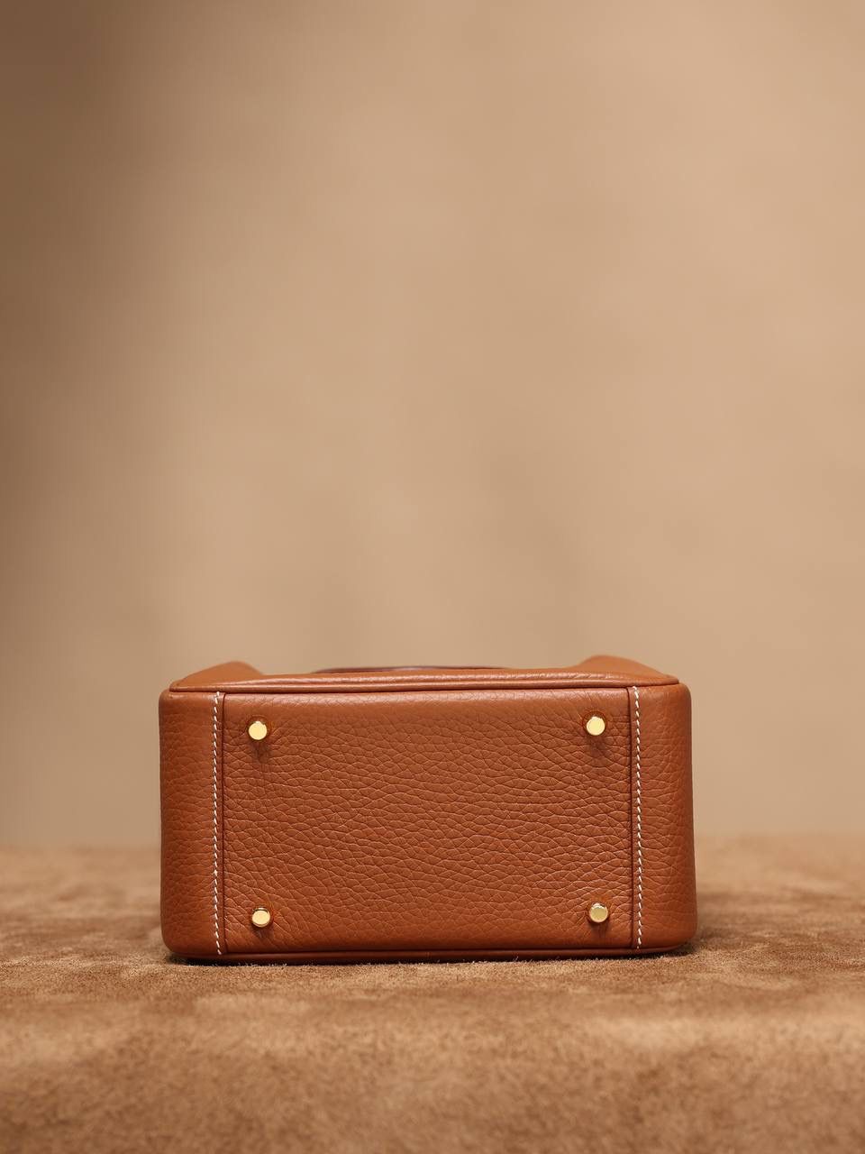 Hermes 爱马仕 Lindy Mini 19cm 金棕色金扣👜✨ Lindy 独家渠道货 独家欧洲原厂皮原厂五金组装的ZP尾单货 尺寸：19*12.5*9cm Lindy是采用原厂的正品TC皮，什么是TC皮？ 爱马仕专用的clemence,简称tc皮，是Hermes最受欢迎的皮革之一，颜色会比Togo少一些，但是纹路比Togo细腻，含油更高，更软，因此稍稍有些下垂感的特点。