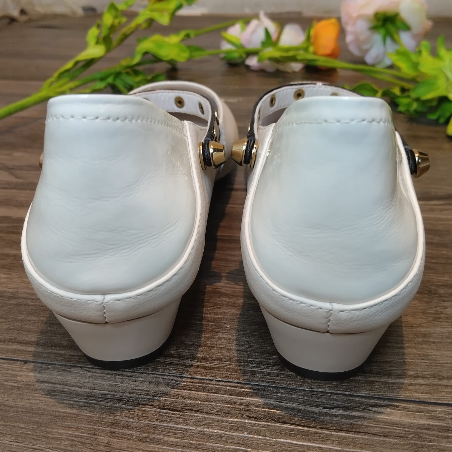 優雅復古風：白色尖頭瑪麗珍鞋