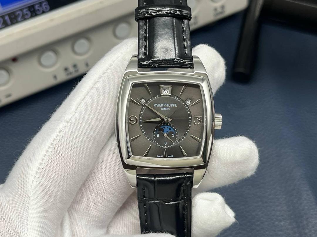 百达翡丽复杂多功能系列5135G--010重磅登场，迄今推出的首款Nautilus复杂腕表，以超复杂的工艺技术打造休闲运动腕表。 1⃣️小身板大能量：尽揽以下功能∶12点位日历功能 10点位星期功能 2点位星期功能 6点位24小时。所有功能都可正常使用。 2⃣️机芯采用版Cal.240自动上链机芯，在实现外观的逼真前提下，功能一并完美诠释。 3⃣️改装大师独立制表人，倾情参与定制改装表盘颜色，给予独一无二的腕表增添有趣的灵魂！