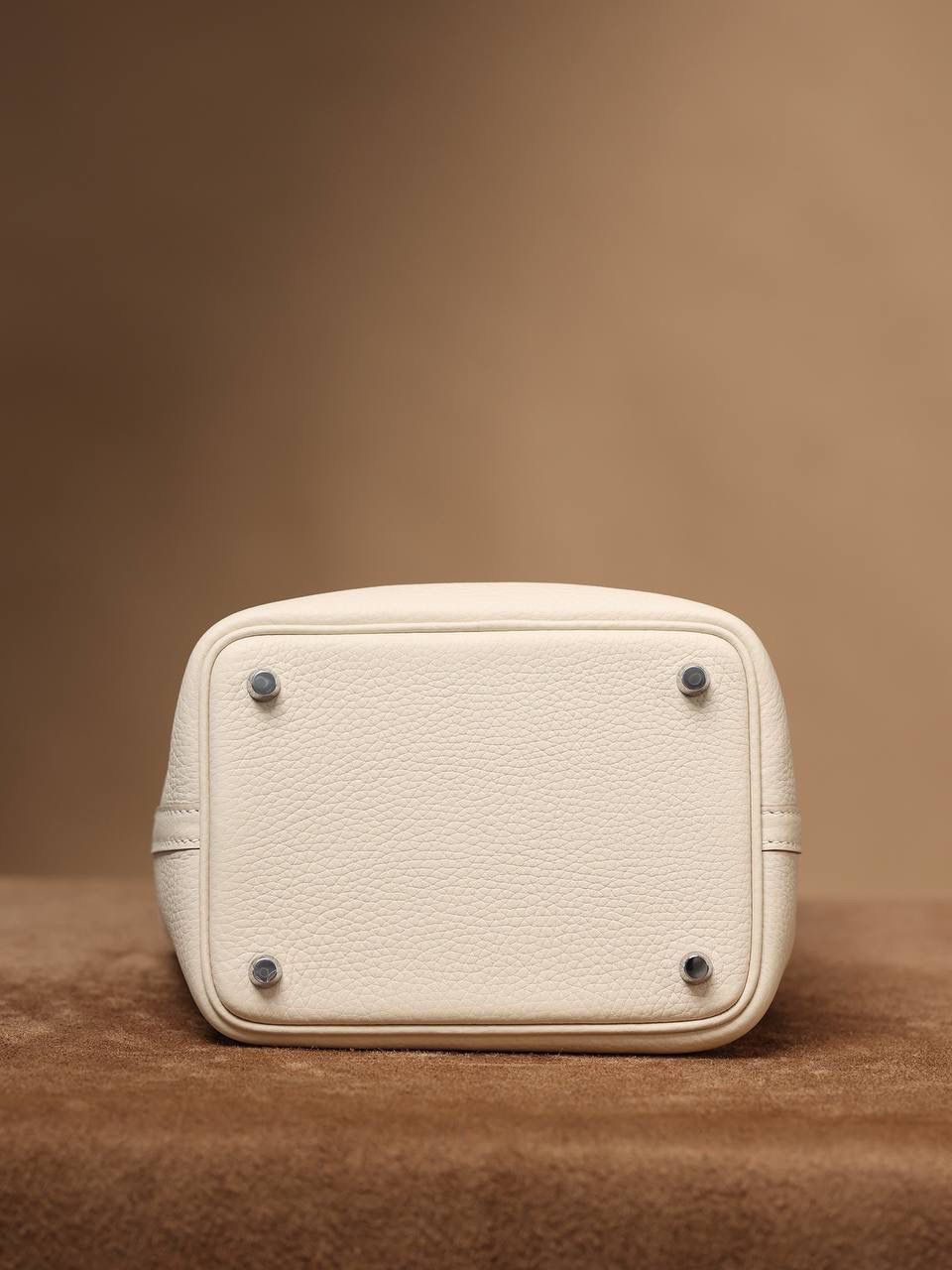 H菜篮子🧺✨ 奶昔白18cm银扣 独家渠道货！独家背景！高清实拍图！ 每个细节可放大看，全网天花板级别的菜篮子，独一无二的过验产品，每个细节都是对版的！ 纯手工制作、细工慢活、工匠精神雕刻的艺术精品！零售后，包满意！奢侈品中的精品之作！😍 尺寸：18 X 19 X 13.5cm