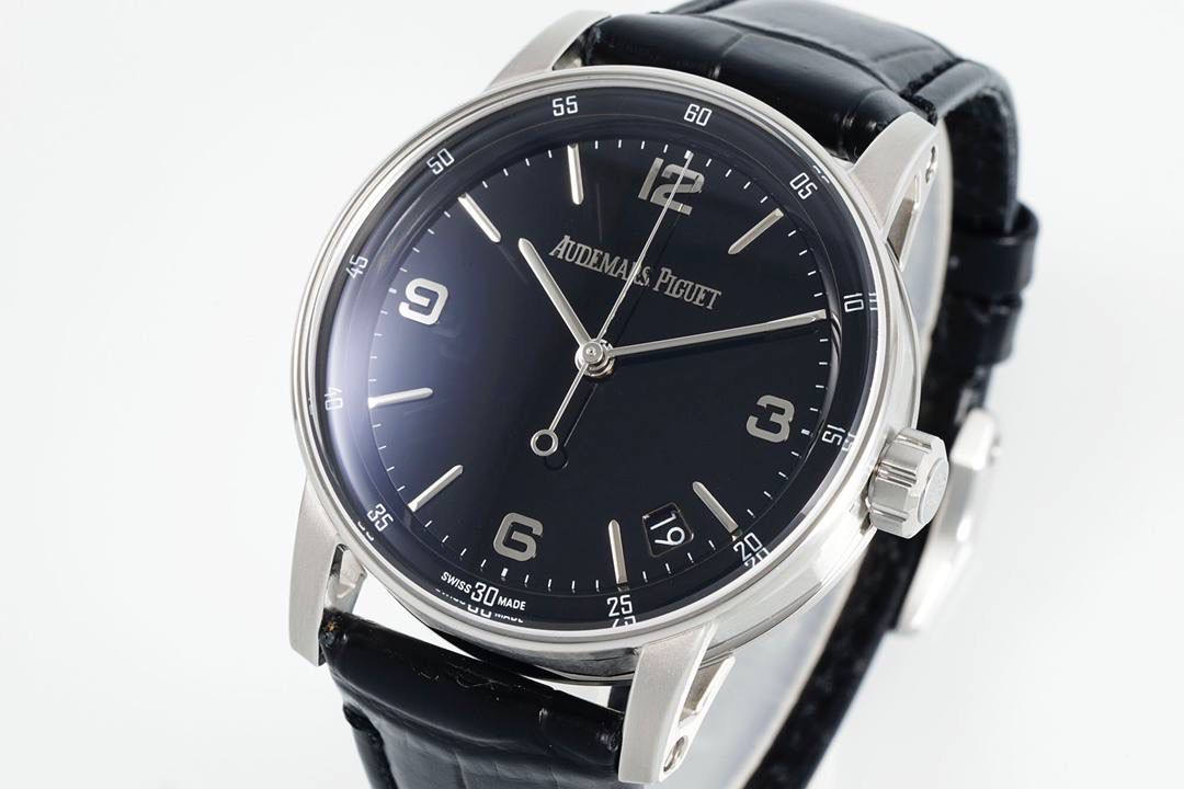 🚀新品CODE15210 系列 爱彼CODE 11.59系列蓝盘大三针自动上弦腕表，表壳直径为41毫米，这一尺寸的设定使得这枚腕表同时适合男士与女士佩戴。与此同时，表壳八角形与圆形融合的设计也让这一系列从一般的圆形表壳腕表中脱颖而出。 根据原版设计，圆形表壳内嵌入八边形中间件，镂空表耳顶部通过焊接固定于超薄表圈上，表耳底部巧妙地与表背构成完美衔接。表圈、表耳和表壳均经过缎面拉丝、斜面倒角与抛光处理。表壳厚度为10.7毫米，可以轻松的塞进衬衣的袖口中。💯🔥