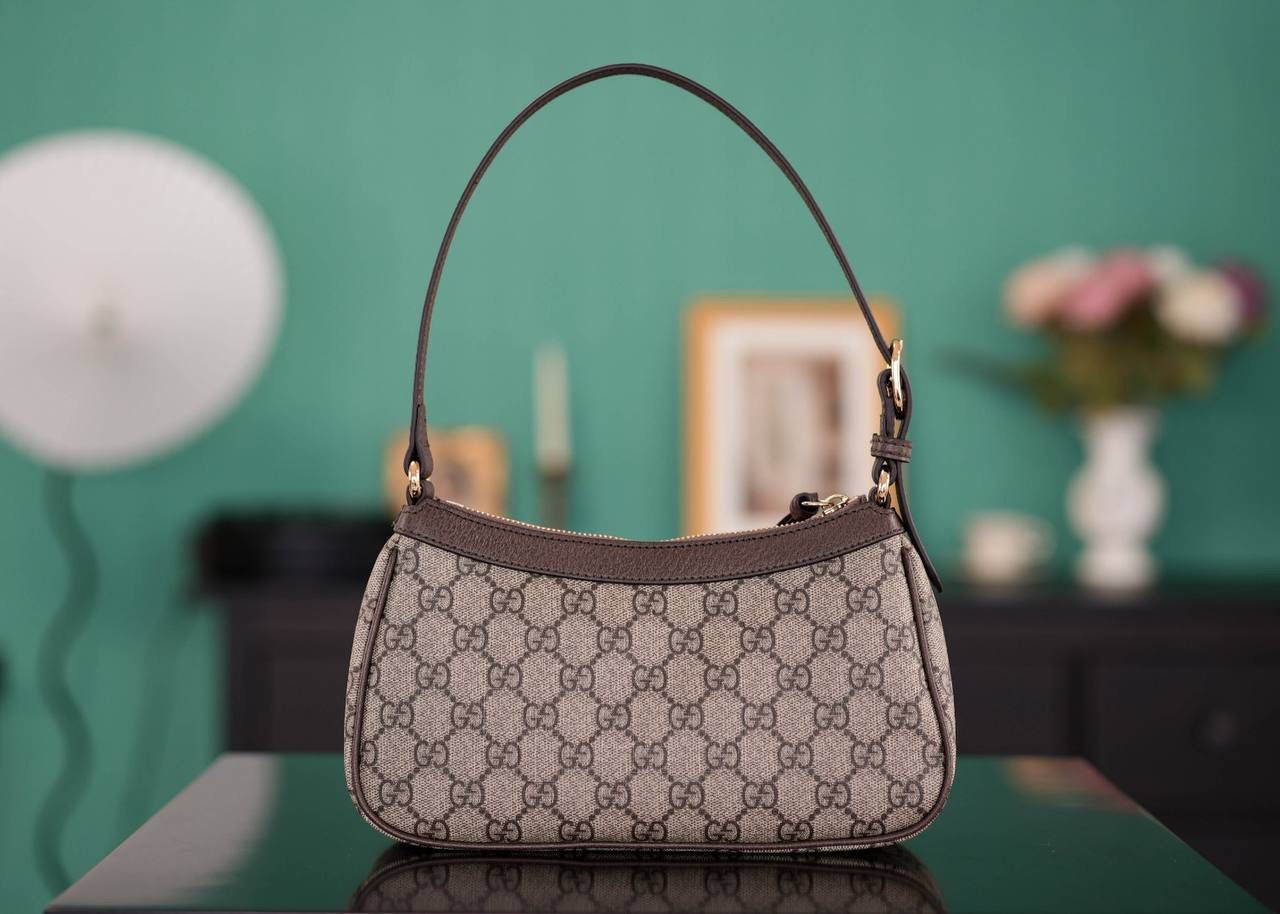 🥯GG Ophidia系列小号手袋 腋下包 棕色25cm 意大利Marbella Pellami进口皮,猪皮纹配经典的双G老花PVC,也是很别具一番风格的！简洁大方超百搭，这款腋下包版型款式都很nice，值得入手~ 官方款号 735145 尺寸：25x15x6cm