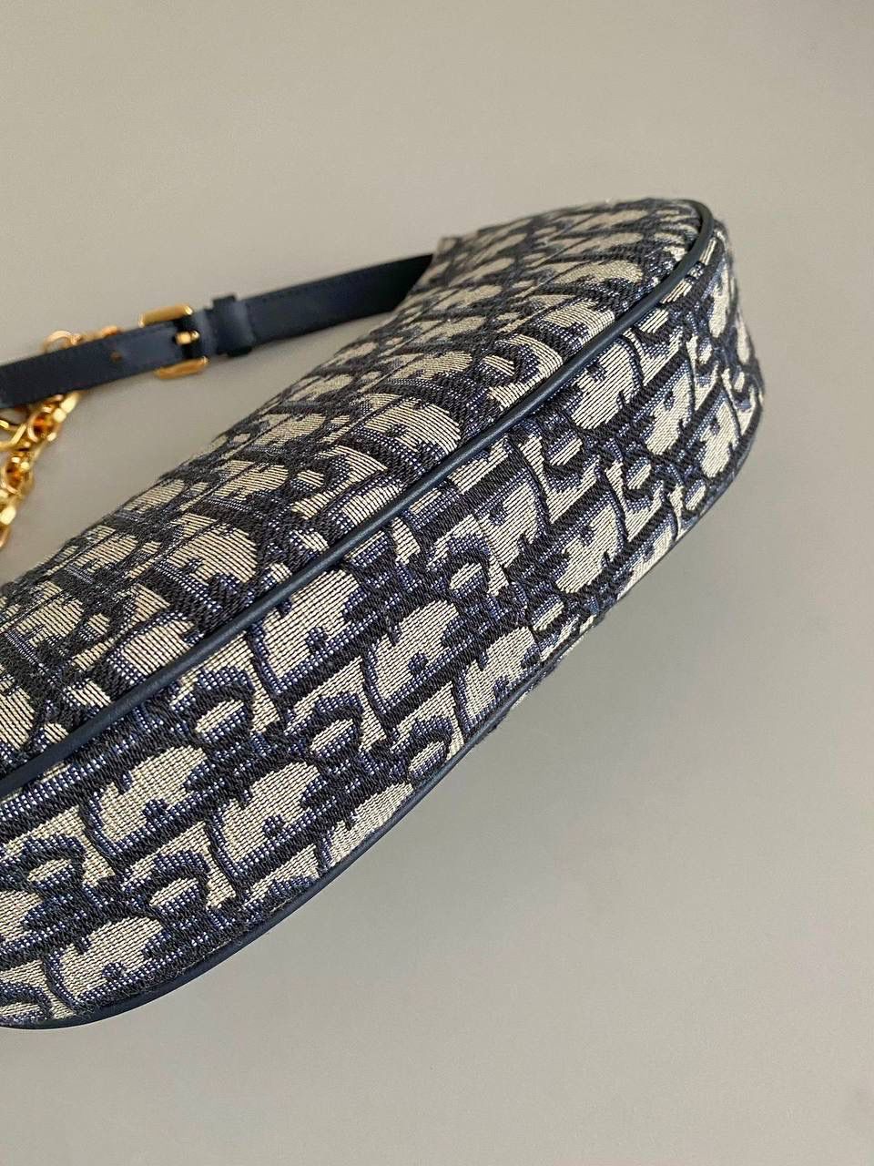 🈶𝗗𝗜𝗢𝗥 𝗟𝗼𝘂𝗻𝗴𝗲 腋下包 经典老花布料➕月牙包型，好好看 复古法式优雅感真是直接捏住我的命脉！ 链条珐琅扣金属衔接皮革，还能调节长度 冬天衣服穿多也完全不用担心会卡住腋下了 肩背多一分温柔，手拎潇洒自如，自重很轻 内容量日常物品放进去还有多余的空间 找不出一丝缺点来，越精简的款式反而背越久 26×15×5.5cm，#6225m