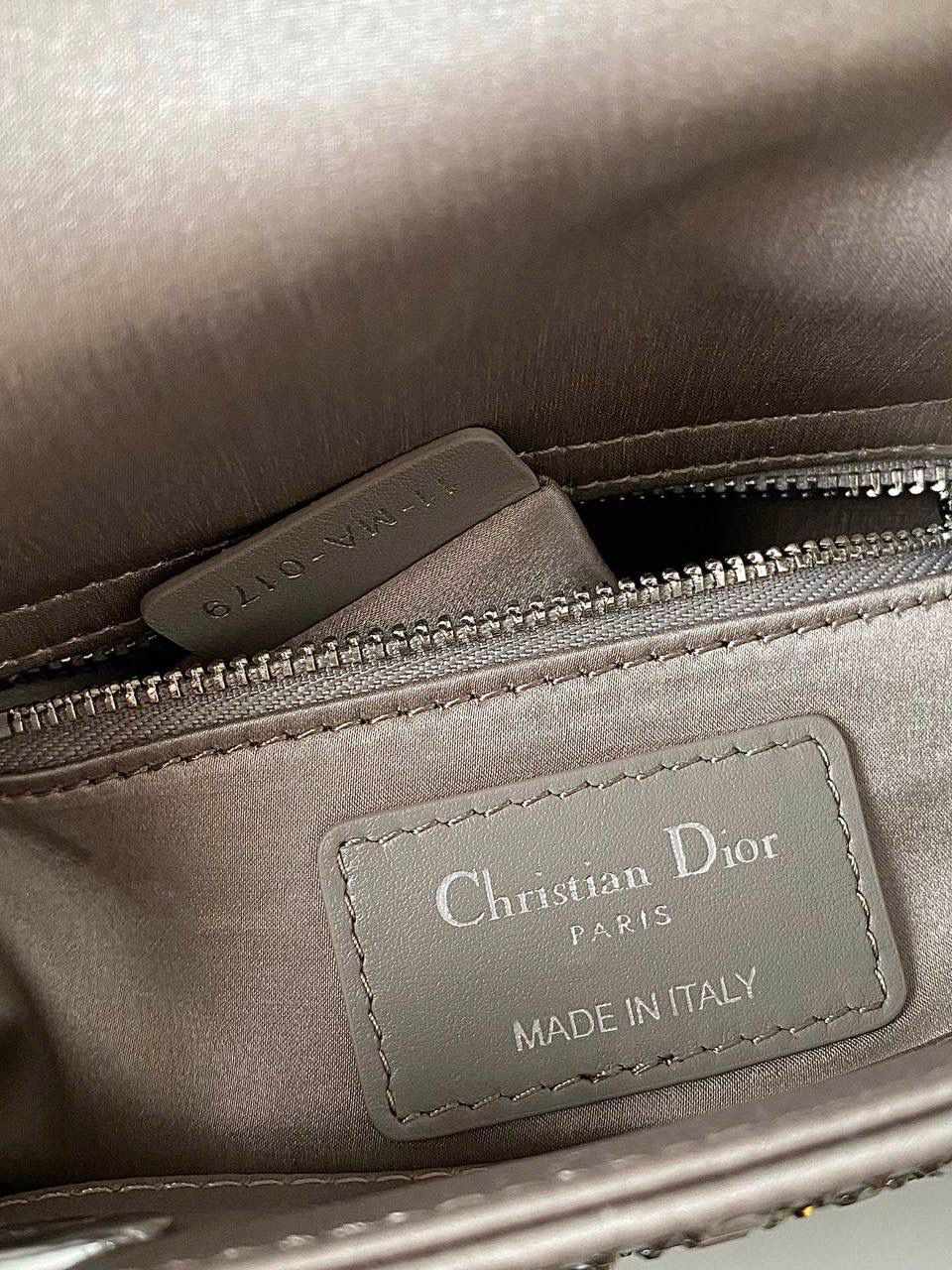 高级灰🩶 𝗗𝗜𝗢𝗥 𝗟𝗮𝗱𝘆三格，真丝缎面钻 全面升级，终极版本！ 进口丝绸 施华洛世奇贴钻 特别是在暗光的地方 一闪一闪 自带灯光效果真的美翻 名媛气质优雅惊艳集于一体的宠儿 戴妃包的坑是一定要入的！！😛 size：17×15×7cm