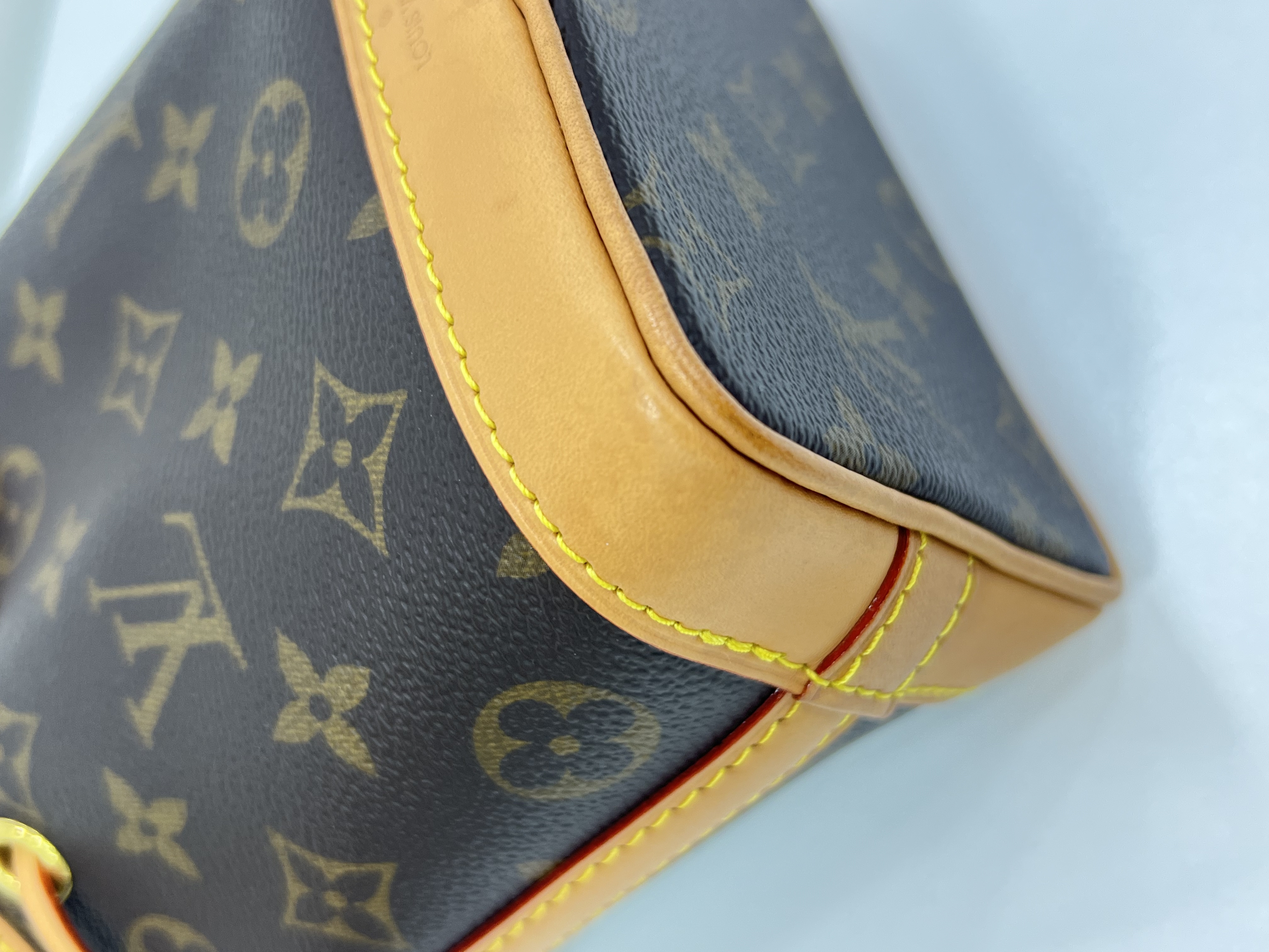 直播貨品 |  [1個-$100 2個-$300］E22
