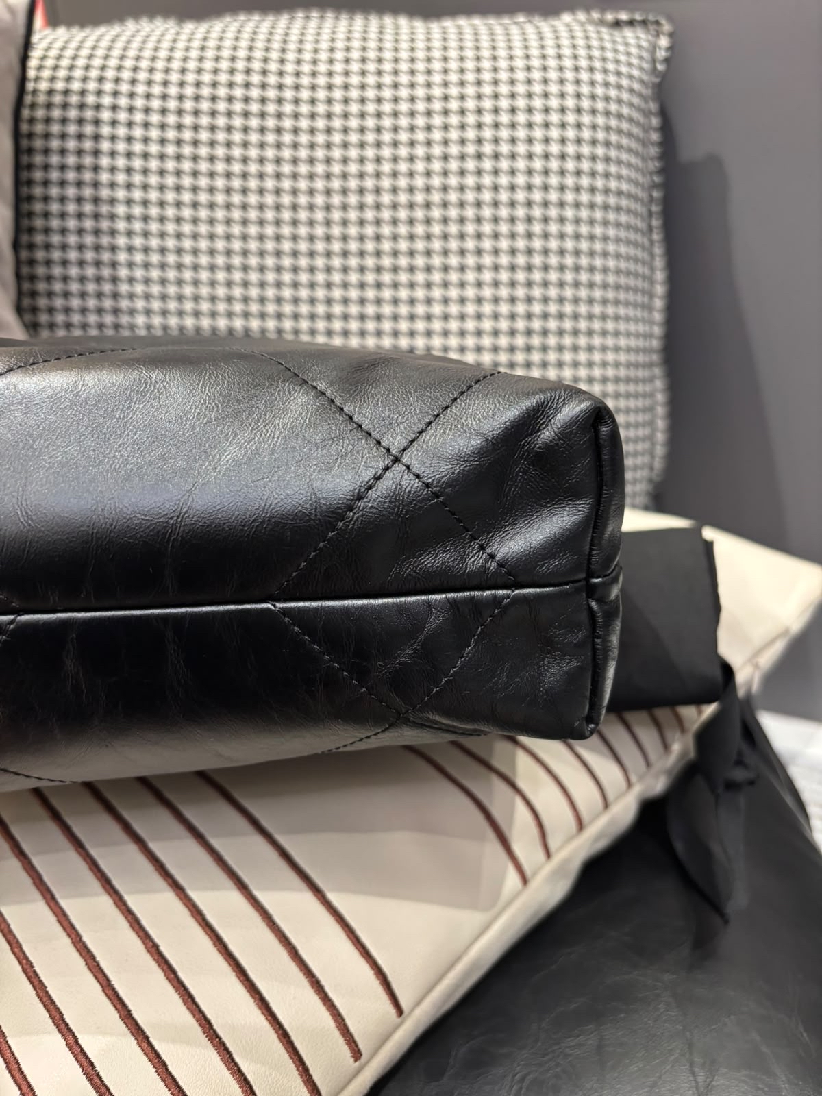 Chanel 22 small so black calfskin,100%Authentic, 95%new ，✅晶片✅Dust bag✅box