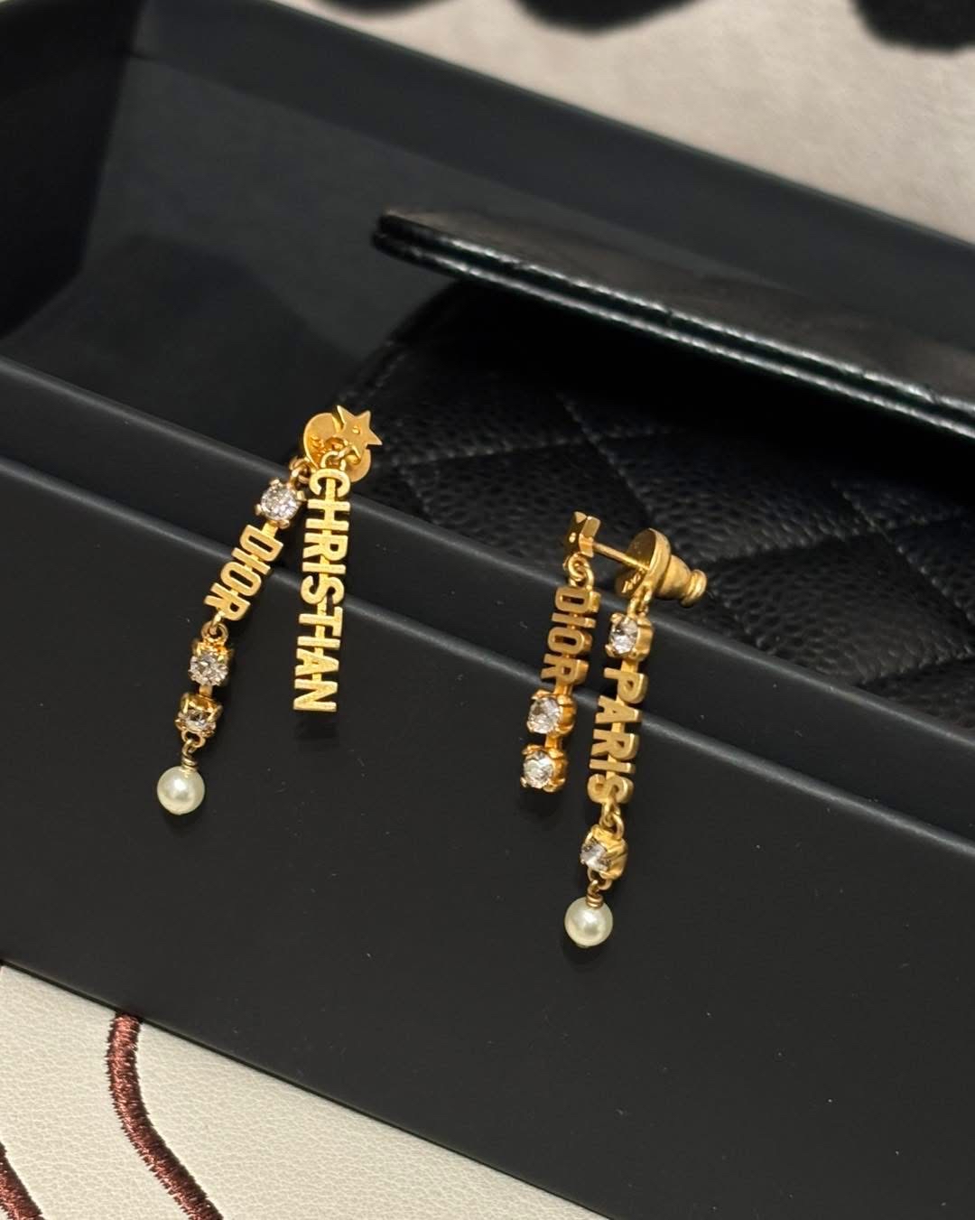 Dior earrings  100%Authentic, 98%New ✅dust bag 