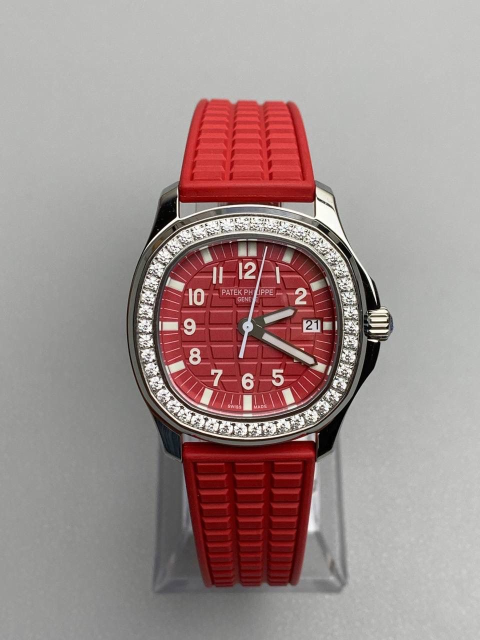 百达翡丽 5067A 手雷 石英女表 ——PPF继续购入原装PP--5067A腕表，独立拆解开模。完美还原PATEK PHILIPPE--5067A全系列石英腕表，带来全网最佳的复刻产品和极致体验。 【表带 扣】 1.采用与原装一致的天然复合橡胶（Tropical）材质，经久耐磨，可抵抗海水侵蚀和紫外线辐射。 2.完美克隆Aquanaut最新表扣，即使在非常细小的拐角处上也做有倒角润饰，确保还原正品般的舒适感。 【表壳】 1.腕表尺寸35.6X7.7mm 圆润的八角形表壳与原装一致，保持着复古的造型和精湛的打磨。 2.旋入式把头设计和实心底盖吻合与原版 3.表圈镶嵌46颗顶级施华洛世奇水晶（共计1克拉） 【机芯】 瑞士石英机芯改PPCal.E23-250芯。走时稳定，续航持久，性价比超高。