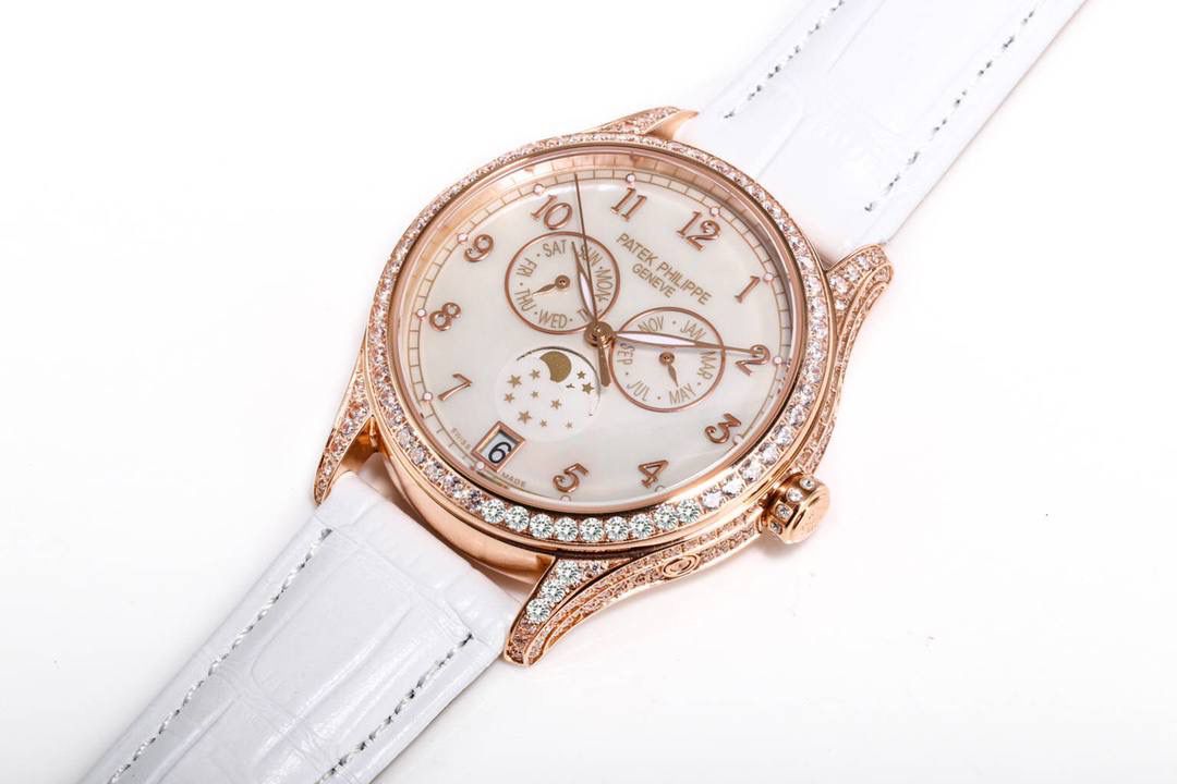 ✨百达翡丽复杂功能时计4947/4948系列 惊艳首发 年历+月相镶钻女表💎 经典时髦，美艳出圈😍😍 38mm表壳精抛光，线条流畅弧度饱满，表冠镌Calatrava十字星，侧边镶钻呼应表壳，质感拉满✨ 珍珠母贝表盘+立体金质字块+金质大三针，读时清晰；9点位星期、3点位月份、6点位日期月相，年历每年仅需调校1次，实用便捷🌙 搭载324S QA LU自动机芯，带PP印记，性能卓越⚙️ 意大利手工缝线牛皮表带+镶钻原装针扣，优雅显贵，懂表之人必入💫