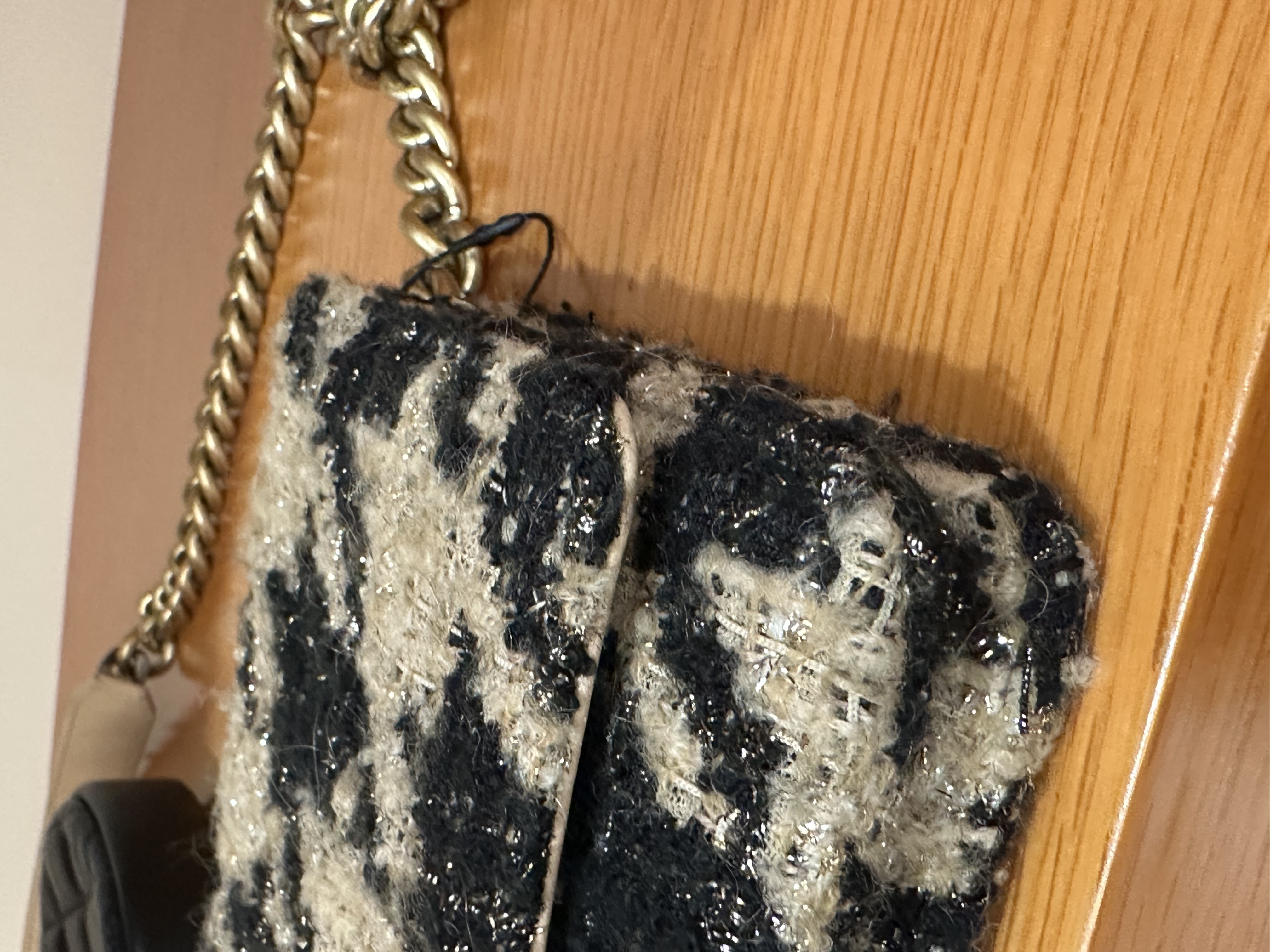 Pre-Owned CHANEL 19 Houndstooth Tweed Wallet on Chain bag / Product Code: 26042901