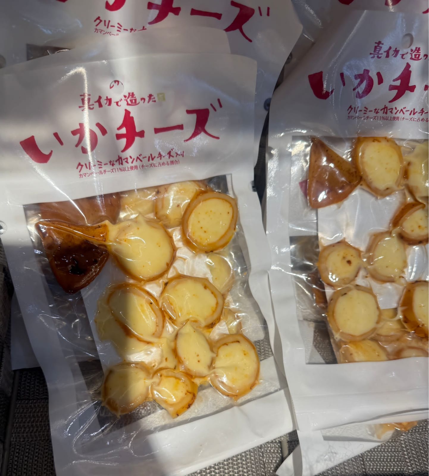 今日4點截單 函館的「cheese魷魚圈」 產品內容：使用日本國產新鮮魷魚，內餡填入北海道產的卡門貝爾起司。 口感特色：魷魚肉質柔軟，結合起司的濃郁風味，