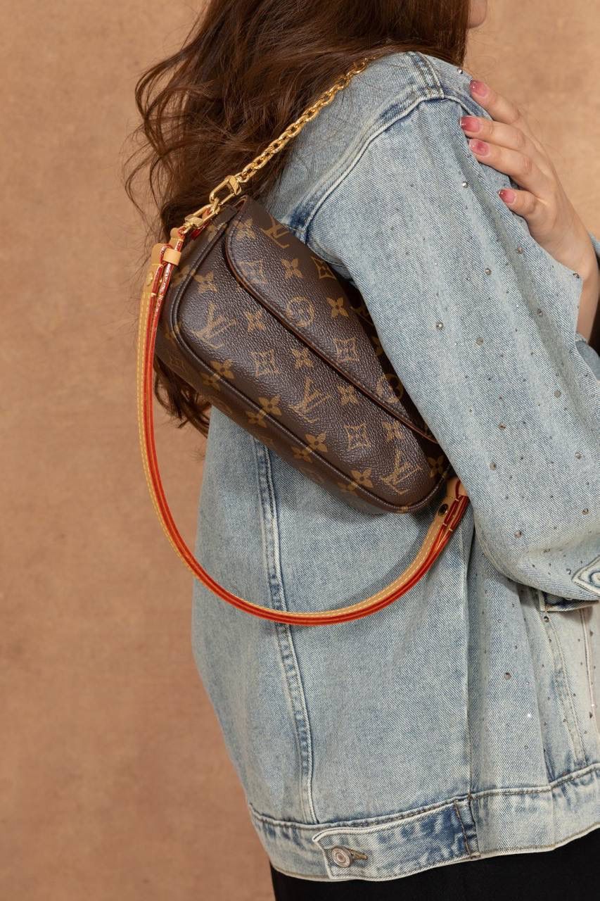 𝐖𝐀𝐋𝐋𝐄𝐓 𝐎𝐍 𝐂𝐇𝐀𝐈𝐍 𝐈𝐕𝐘😍 ▪️【上身图 供参考▪️】背上这款包包，瞬间化身精致的时髦精。它的设计造型时尚百搭，随意搭配都是颜值天花板🥹💕 双链条设计可单肩可斜挎✅