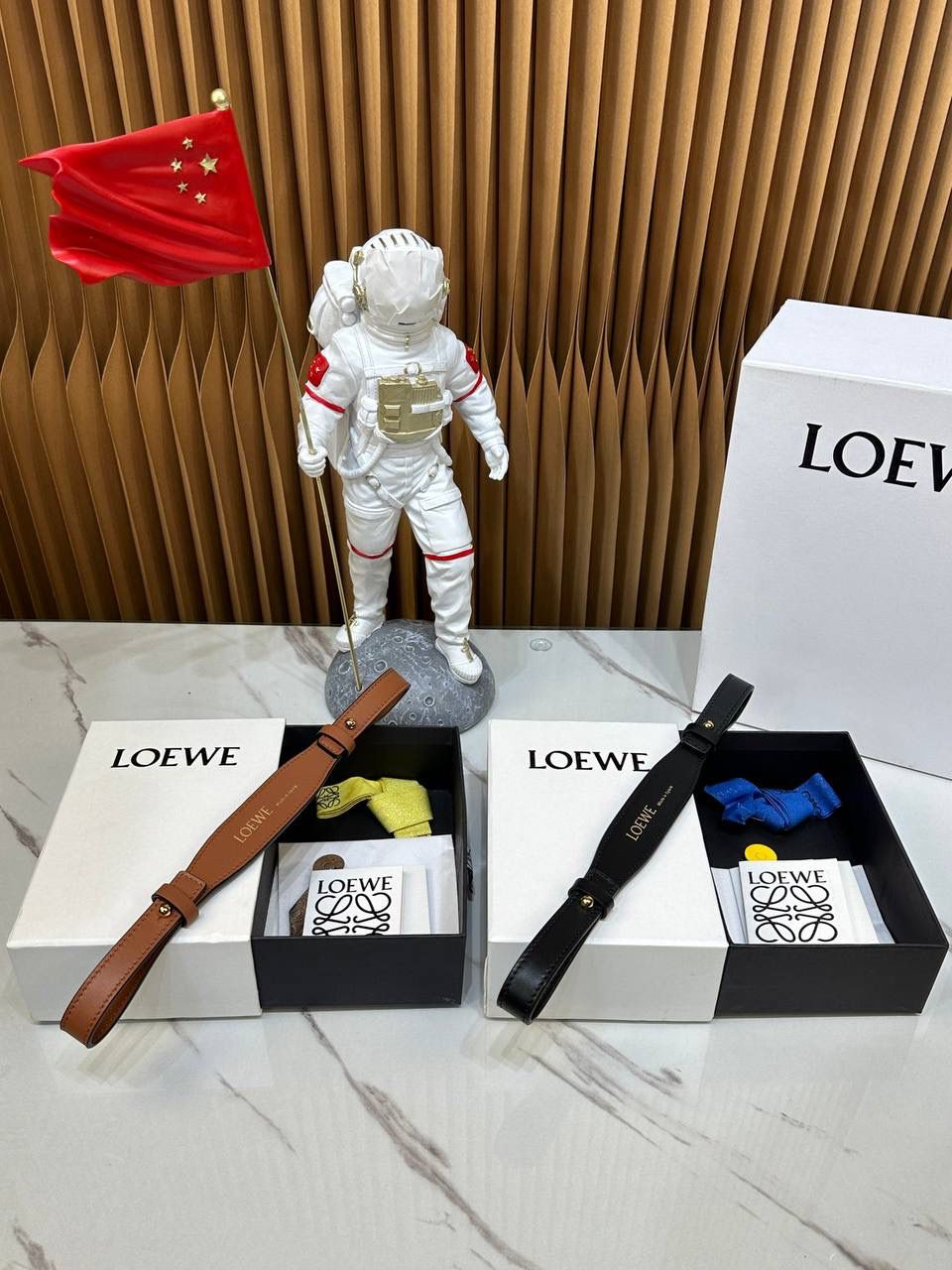 ★𝙇𝙤𝙚𝙬𝙚单配短肩带★棕色 ✅经典小牛皮制作，进口沙菲线，全铜五金。 ✅正面饰以品牌标志性烫金𝙇𝙊𝙂𝙊字体，两侧金属扣固定，🉑️做手提包使用的百搭肩带。 尺寸：55.5-2cm 编码：182323