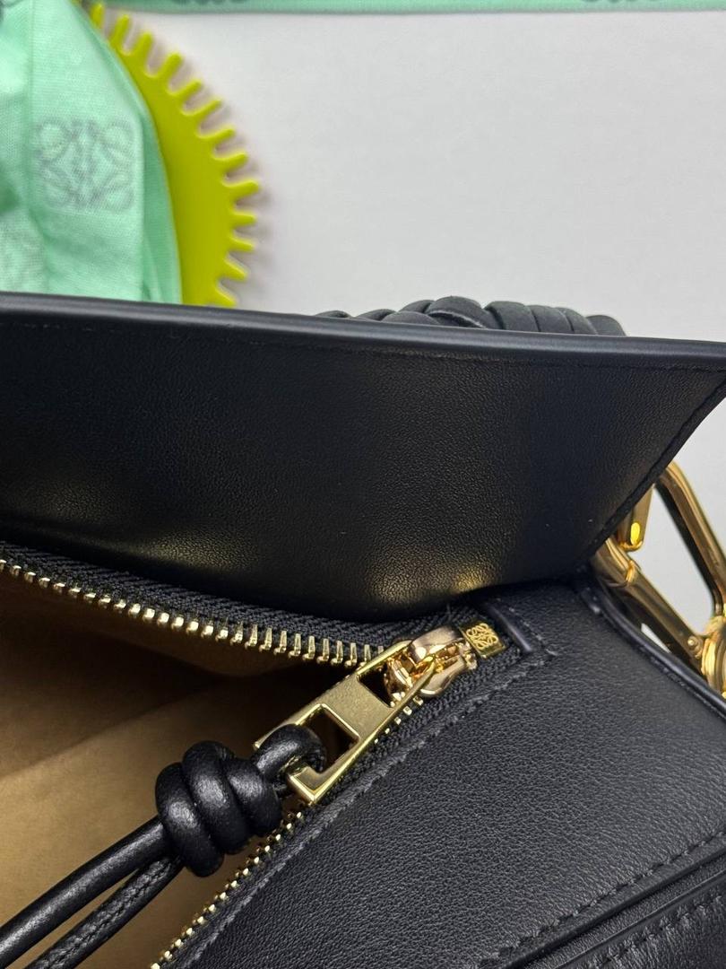 🎈最新编织手腕𝙋𝙪𝙯𝙯𝙡𝙚 ——【黑色】 尺寸：𝟐𝟒-𝟏𝟎.𝟓-𝟏𝟔.𝟓𝐜𝐦 编码：062405 【配全套礼盒】 ♥️以罗家经典几何设计，搭配独特的编织手腕，绒面内里。 ♥️容量大，经典百搭，可拆卸肩带，有单肩，斜挎，手提等多样化背法。随性时髦洒脱，实用性强。 ♥️独家背景➕独家品质➕独家全套砖柜礼盒套装，市场高端品质皆在我手✌🏻