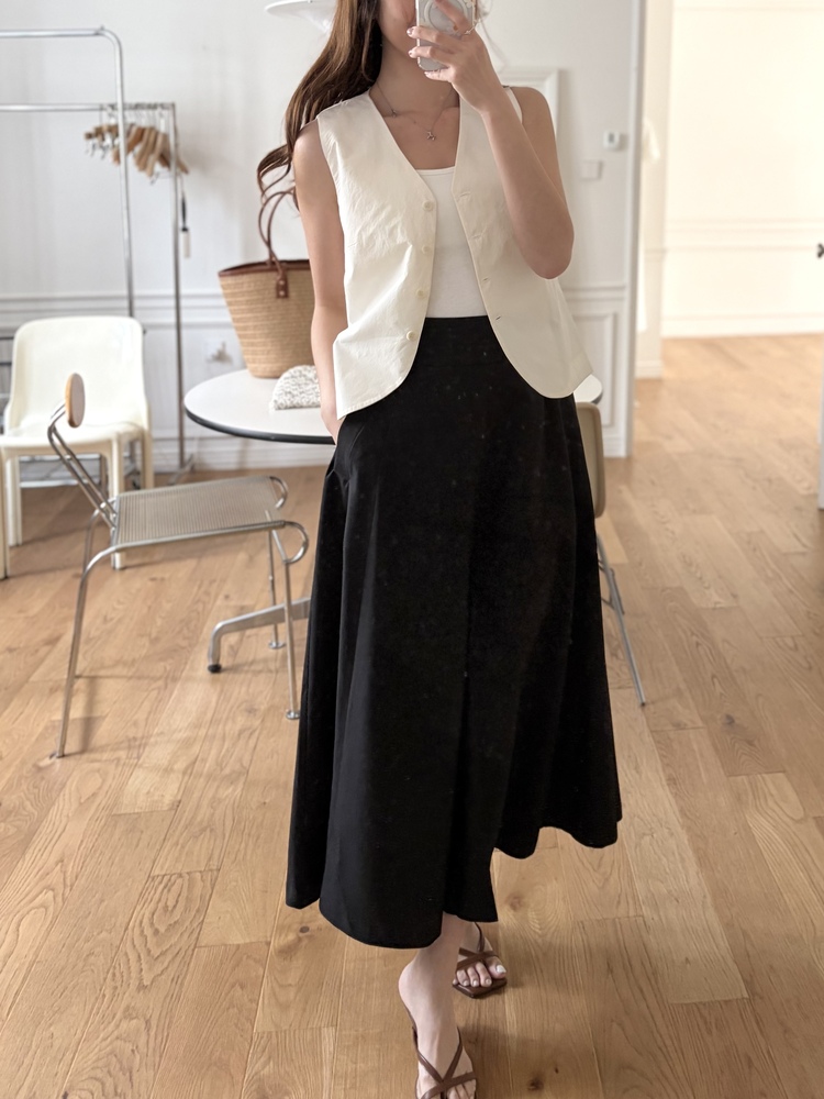 Front-Slit Midi Flare Skirt (Black)