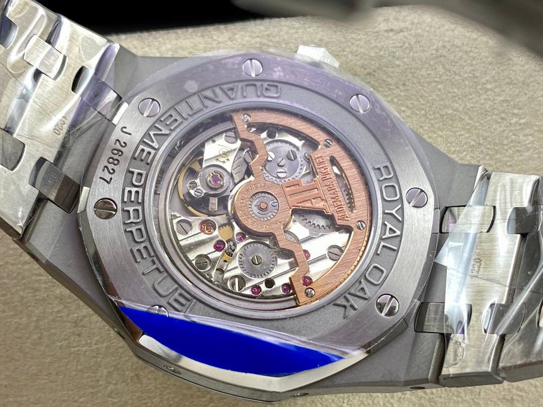 APS 爱彼 26574 皇家橡树系列在“Grande Tapisserie”大格纹装饰表盘上，日期、星期、月份、月相，和四个眼睛的位置与原装同步，（区别普通版本四个眼镜紧缩在一起）并以真实的月球图像显示天文精确月相，形成鲜明对比，直径41mm，复刻一体机5134自动上链机芯，厚度10.5mm（区别市面普通版本14mm ）所有功能真实可用，更薄 更像 ！