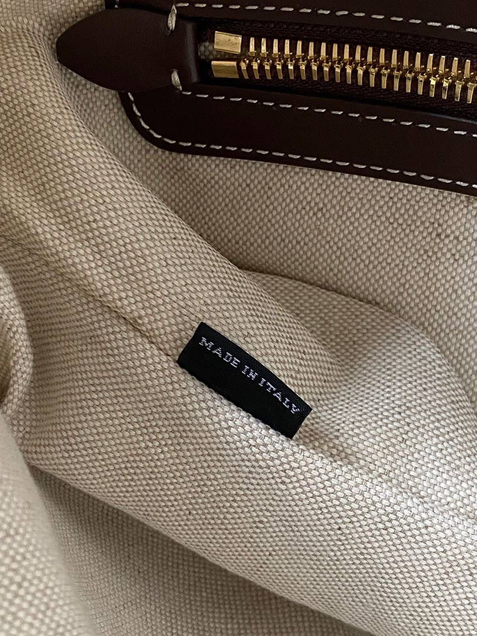 🈶石南木色 𝗠𝗶𝘂𝗠𝗶𝘂24秋冬 𝐢𝐯𝐲托特 今年这只巧克力色 给调色师跪下了！ 一整个浓浓的秋冬氛围感，已经开始期待秋天了 不管是皮质还是色泽都超有质感 根本爱到不行啊 近两年miu水涨船高，爆款制造机 出什么火什么，杀疯了已经，都去冲 35×40cm #F0110m