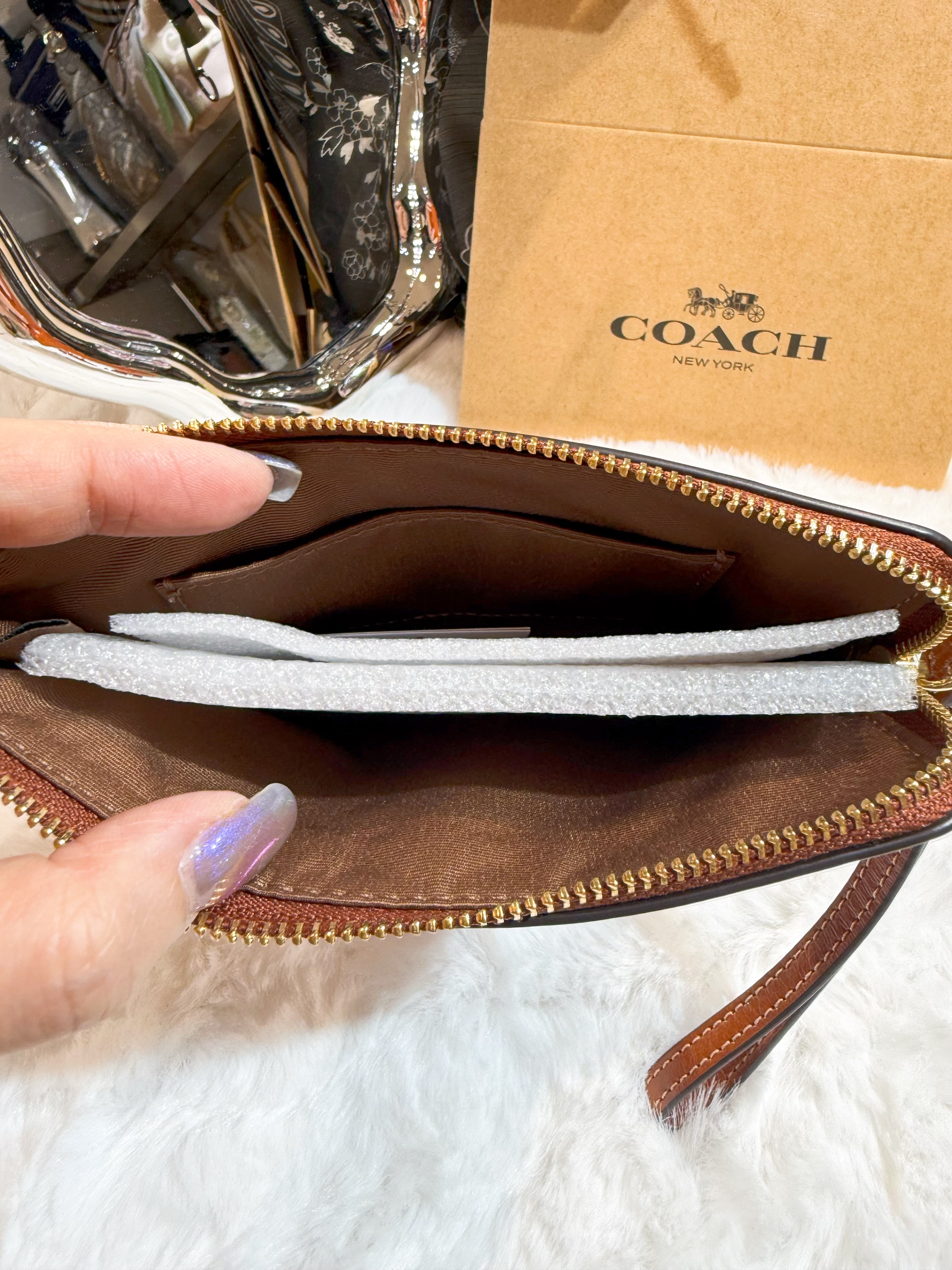 Coach wristlet pat dark honey