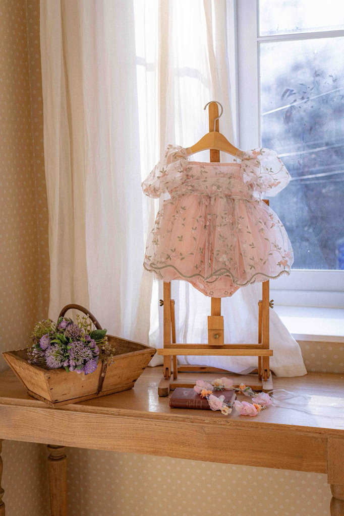 ☀️預訂 韓國直送☀️🇰🇷Oren Roslyn Bloom兩色花卉刺繡泡泡袖包屁裙/連身裙