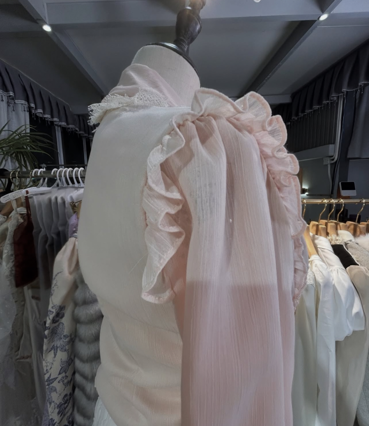 優雅粉紅奏摺襯衫