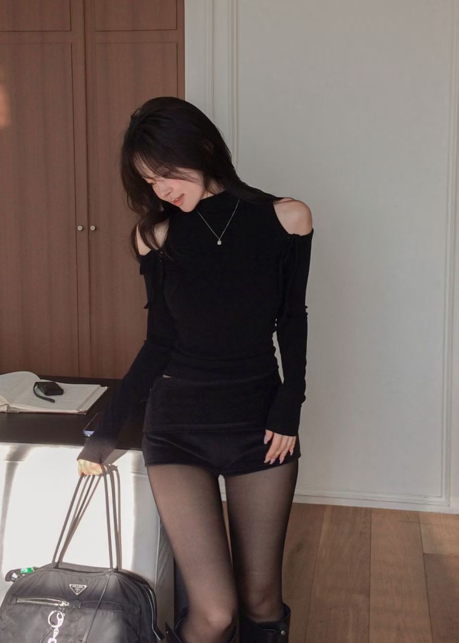 【 ੨੨完美顯身材💕恰到好處小性感🫧高領露肩綁帶混色上衣!⋆˚ʚɞ】Strawberry Cake Ribbon Top(三色入)