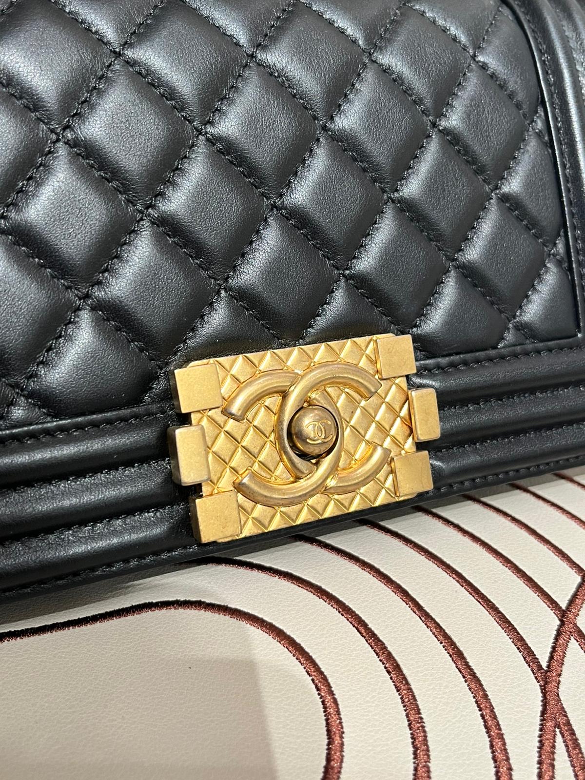 Chanel Boy 20cm 特別版 classic 2Way Bag AS2117 100%Authentic,95%new ✅專門店收據✅30貼✅塵袋✅box