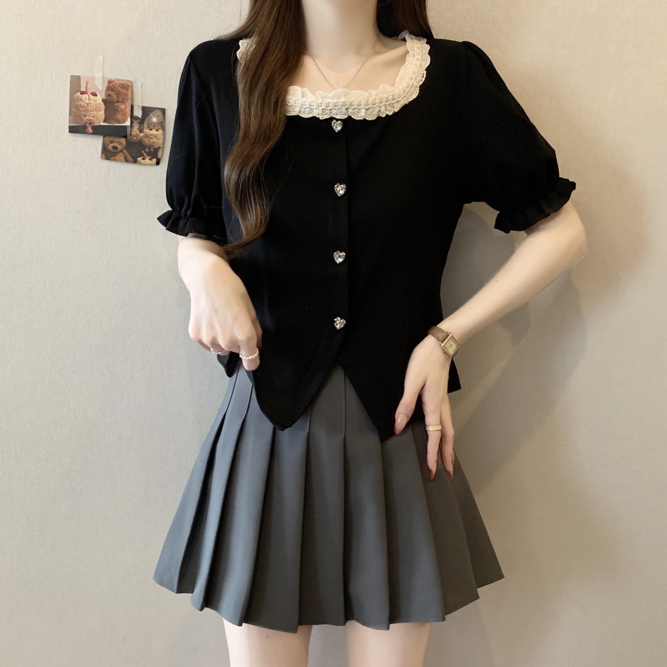 B07(6796) 韩系甜美风花边领前部爱心钮下摆开角黑上衣