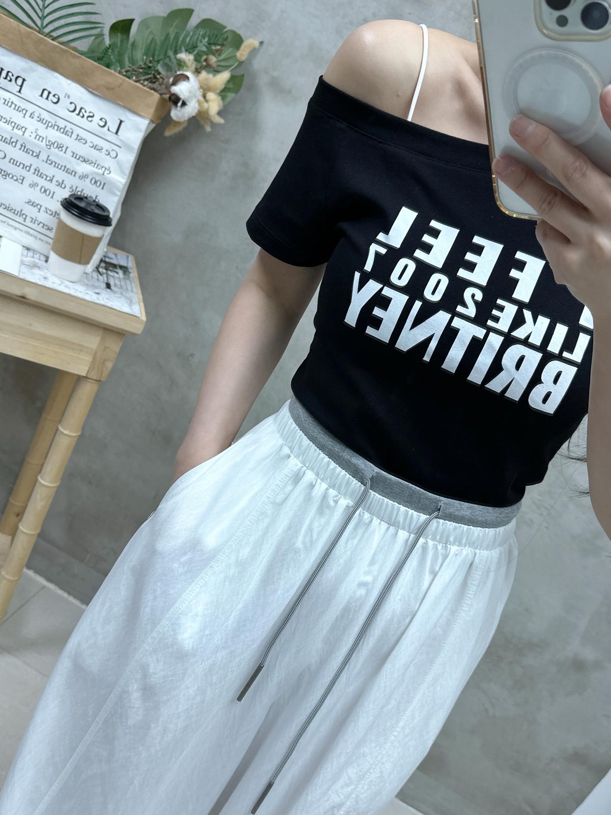 K05 單邊露膊英文字top