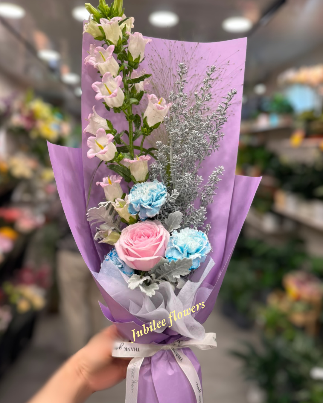 玫瑰  · 康乃馨  · 風鈴花束