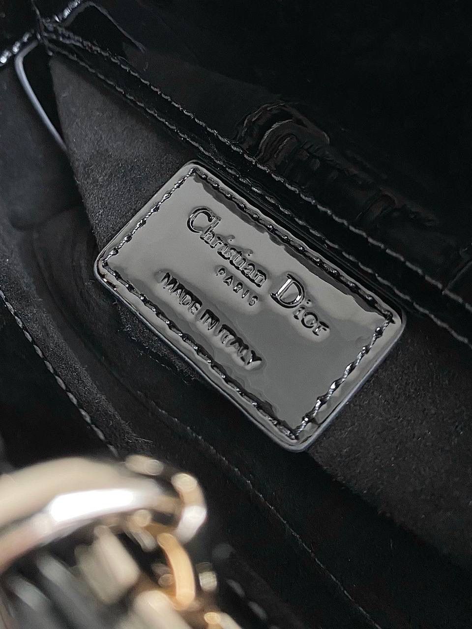 黑色超迷你🖤🖤 𝗗𝗶𝗼𝗿 𝗗-𝗝𝗼𝘆 𝗯𝗮𝗴漆皮款，新色 时尚果然就是轮回，回归了一把中古戴妃 长方包形，短链条➕细长肩带直接封神！！ 复古时髦感超强，真是什么场合都可以把住 绝对是lady中的天花板了，强势出圈啦姐妹们😍🤩 17.5×10.5×6cm