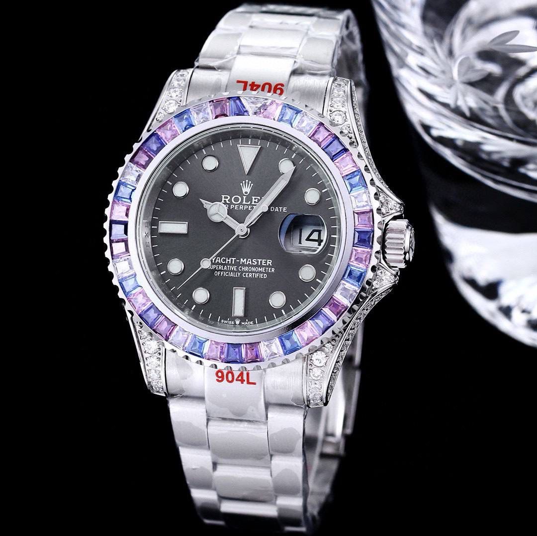 【 ROLEX 】劳力士 全球限量宝石款-游艇名仕型，美学上推迟了极限，在这款表上您可将对珠宝和瑞士腕表的喜爱合二为一。表圈、表壳、表扣都镶满施华洛世奇美钻！行走的艺术品，身份与地位的象征，气场一目了然！实物惊艳！爱不释手❤️ 【机芯】采用象征着劳力士的灵魂蓝游丝3135全自动一体机，性能极为稳定。 【表壳】腕表尺寸40mm 每一细节做到一比一完美复刻。 【表带】采用904L精钢材质锻造，表带为经典的蚝士造型、表带两边拉丝工艺中间高抛光，表扣与原装一样双重保险扣、表扣刻字清晰可见.(另附赠一条胶表带） 【镜面】蓝宝石镜面。超强夜光字面，字面颜色更细腻做出了与正品一致的视觉效果！ 🍻上手震撼尊贵非凡。您值得拥有！