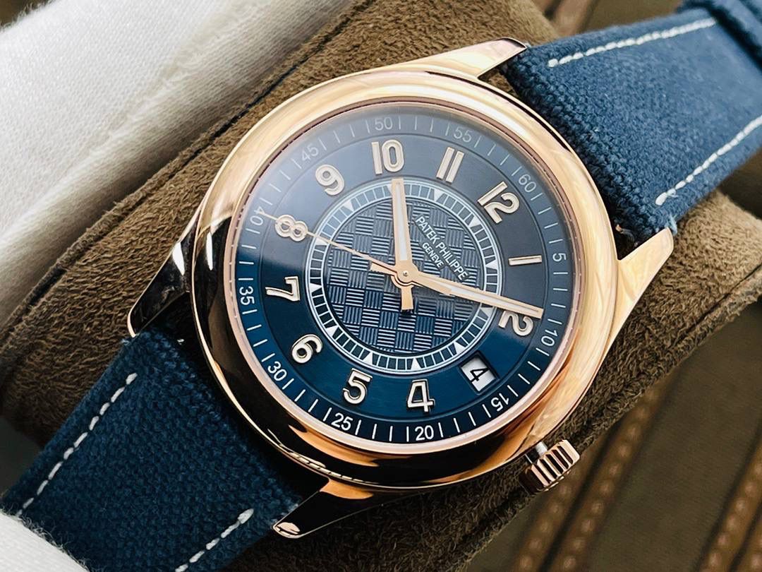 顶级复刻 百达翡丽2021新品——Ref.6007A-001（普朗莱乌特制表大楼纪念款）腕表🔥🔥 ✅表径尺寸：40毫米 ✅表镜配置：蓝宝石水晶玻璃表镜，背面刻有卡拉特拉瓦十字星图案，以及“New manufacture 2019”字样，细节还原到位 ✅表壳设计：316L精钢打造表壳，搭配宽阔的弧形表圈，质感扎实 ✅表盘特色：标志性灰蓝色素面设计，搭配精致的圆形缎面打磨工艺，简约大气 🌟 技术突破 搭载第三代324S定制一体机芯，不仅仿真度极高，走时精准稳定，兼顾颜值与实用性 🌟 表带与表扣 搭配灰蓝色小牛皮表带，辅以白色缝线装饰，搭配百达翡丽（PP）经典针扣设计，与表盘色彩相互呼应🤟🏻