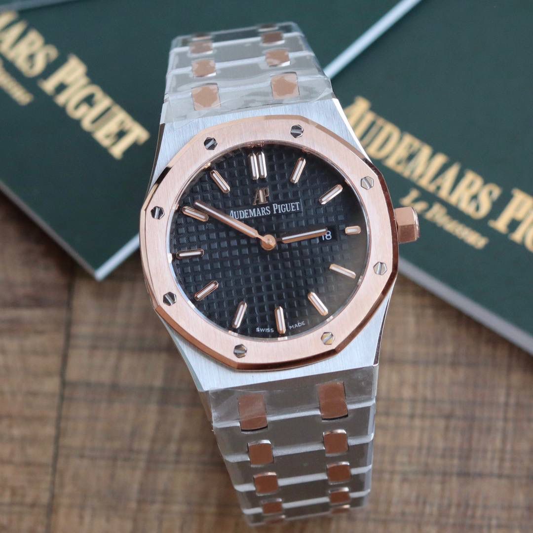 🚀原单AUDEMARS PIGUET爱彼 皇家橡树系列67女士石英腕表 独家原版拆解开模 所有配件均可原版互换使用，搭载原装瑞士F04111石英机芯。走时精准！全程CNC打磨，多次校对调整版型，棱角分明。表壳直径33MM,多边形状表圈与表壳精密相合，表圈以六边形螺丝栓固定在表壳上（圈口镶嵌精美施华洛世奇钻，璀璨夺目）表带链节精致规整，链节经过上百次细致的打磨处理，呈现出完美的纹理。折叠式表扣开合简单，佩戴方便。腕表表耳处呈弯折状，可以保证腕表与腕部更加贴合。表盘镌刻“Grande Tapisserie”大方格纹装饰，搭配荧光立体时标和皇家橡树指针，宽大的指针和时标让读时简单清晰。三点位置日期显示窗口，以阿拉伯数字显示。腕表为密闭表底，表底上镌刻皇家橡树系列的英文名称“Royal Oak”字样✨🔥
