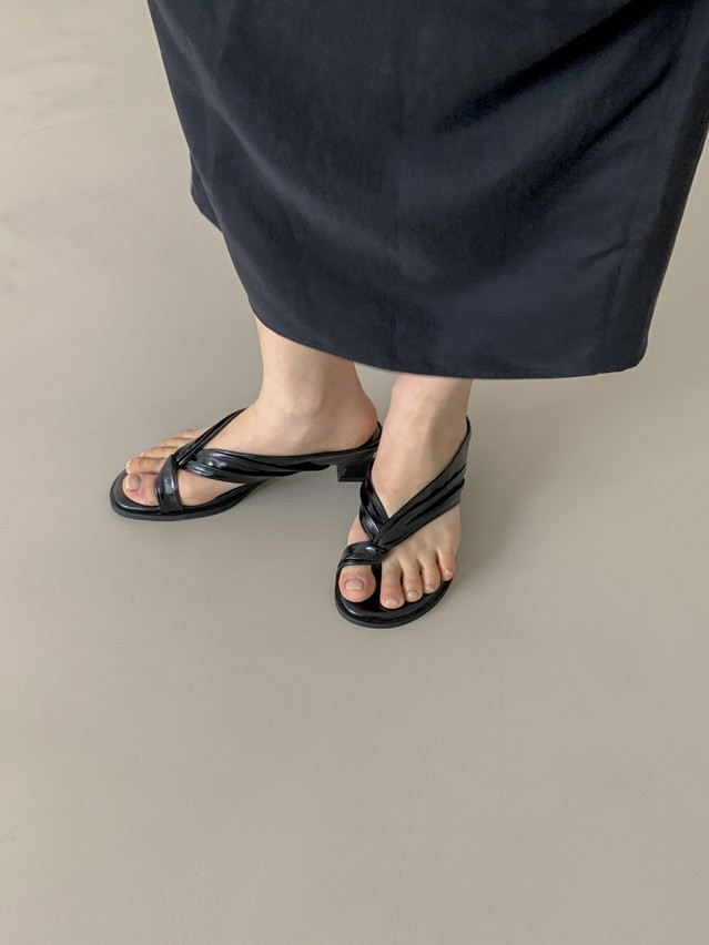 Toe loop sandals 