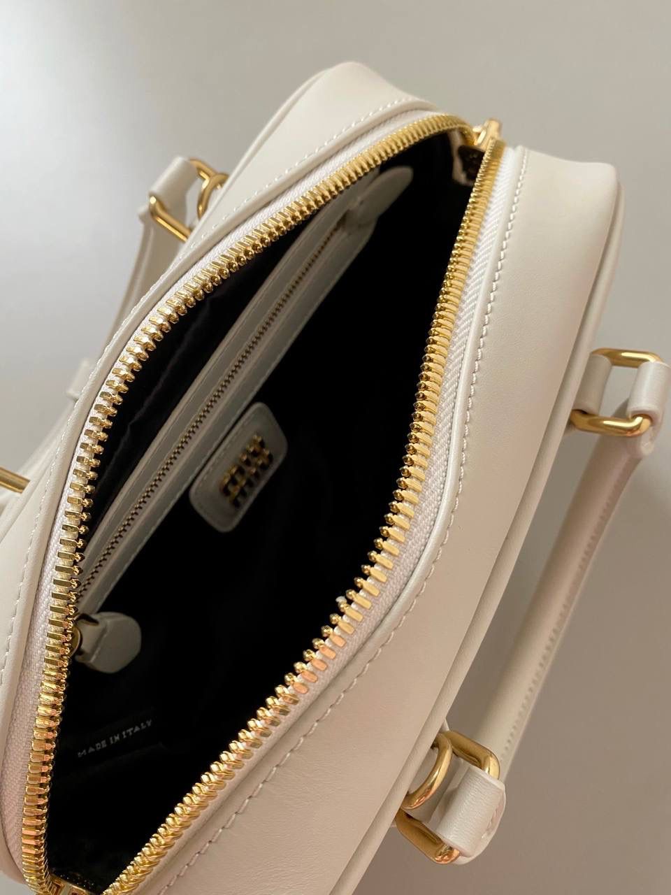 🈶粉笔白小号， 𝗠𝗶𝘂𝗠𝗶𝘂保龄球，大爆款 这只太火了！贯穿了我所有的OOTD 又乖又奶又酷简直要焊在身上的程度！想要一只包搭子，必须得是你啊！！拎着它出现，姐妹绝对夸你很会买 是反复心动的小情包啊，时髦感爆表了 手拎斜挎都可以，大小日常都刚好 霸占了整个时尚圈的当红辣子鸡 真的不够卖不够卖啊啊啊 迷你：19×10×5cm #F0011m 小号：22x10.5x7.5cm 大号：27x12x9cm