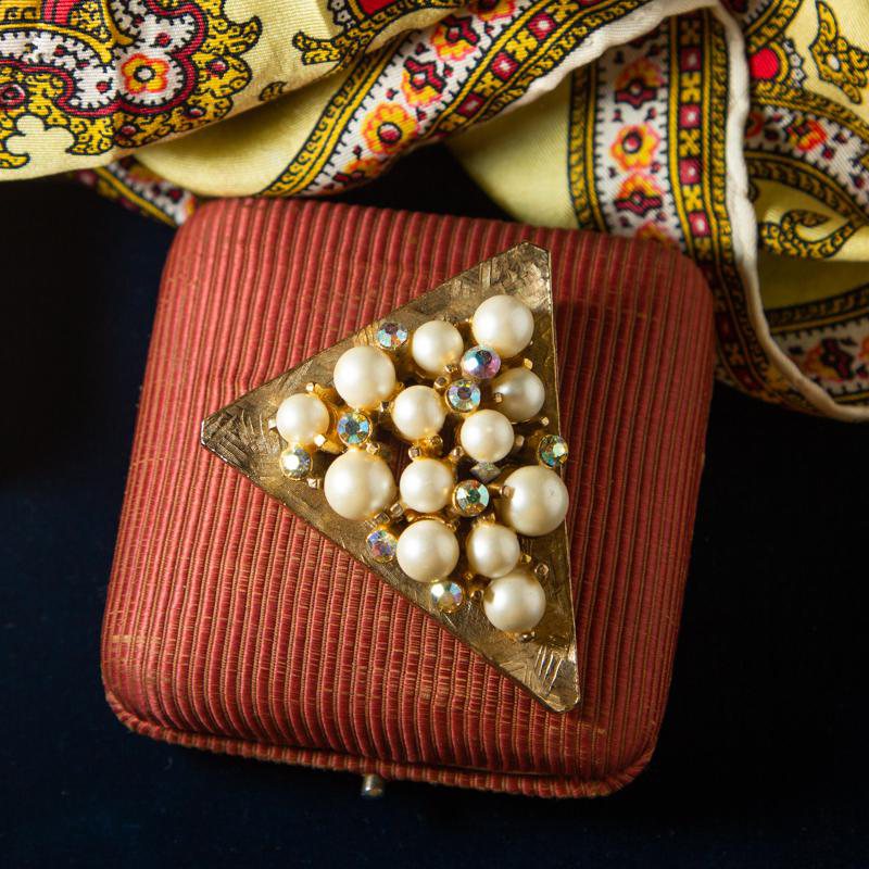 1970s America Triangular Faux Pearl Brooch with AB stones (EA1522)